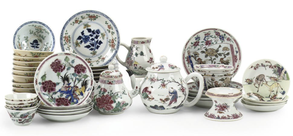 An assorted group of Chinese famille rose and famille verte porcelain