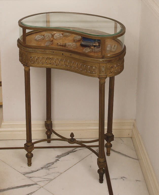 A FRENCH ORMOLU TABLE-VITRINE