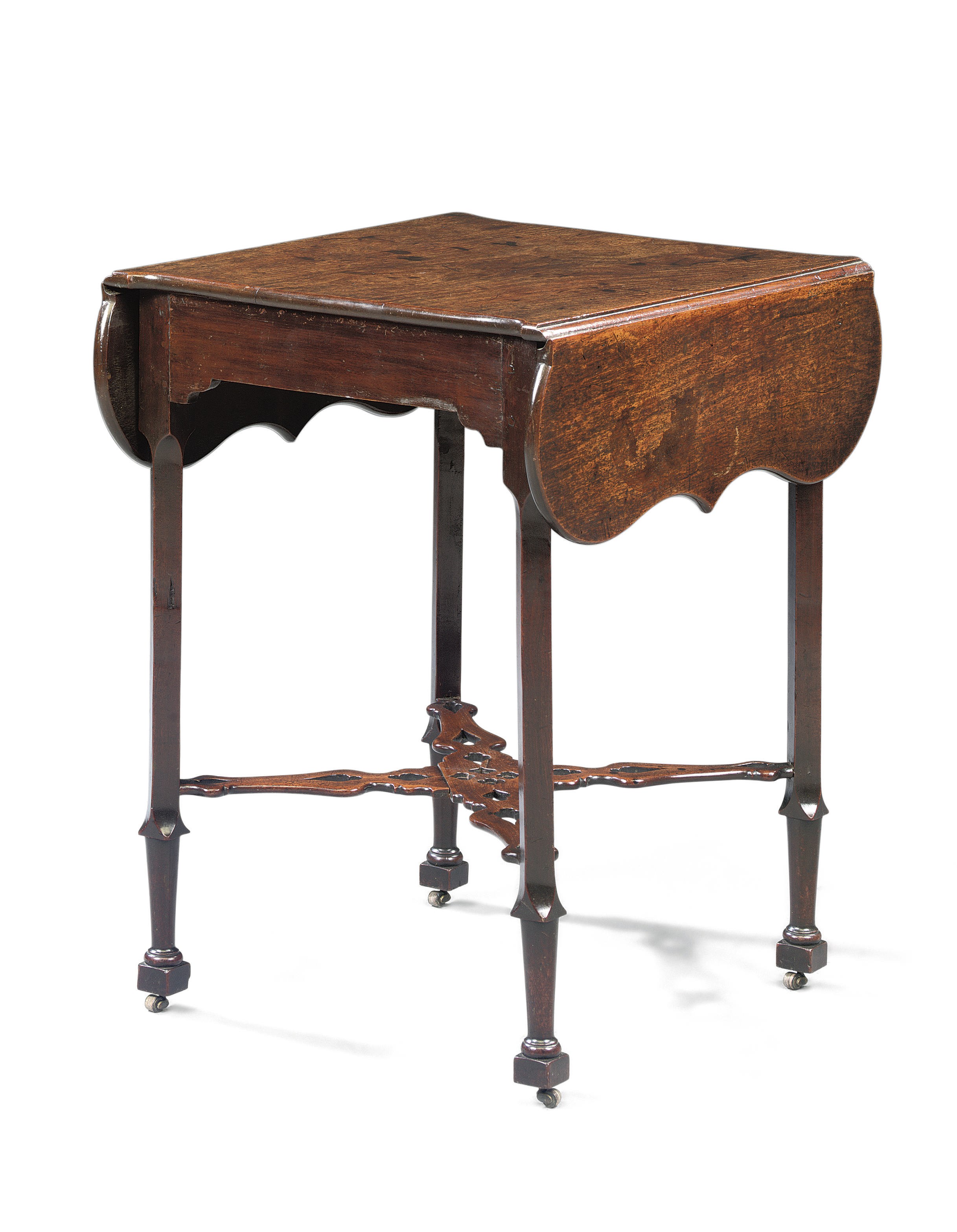 AN EARLY GEORGE III MAHOGANY PEMBROKE TABLE