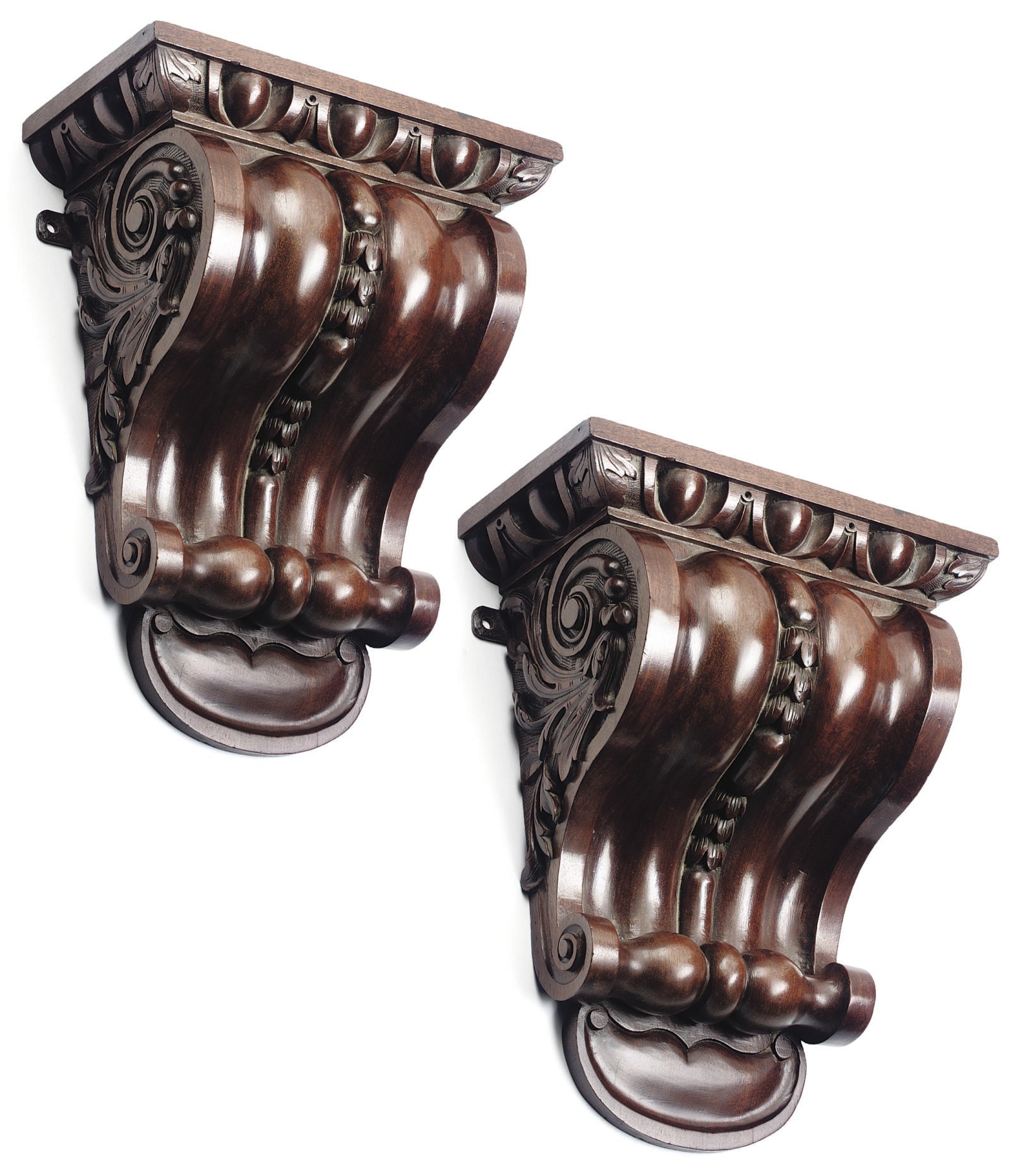 A PAIR OF 'KENTIAN' MAHOGANY WALL-BRACKETS