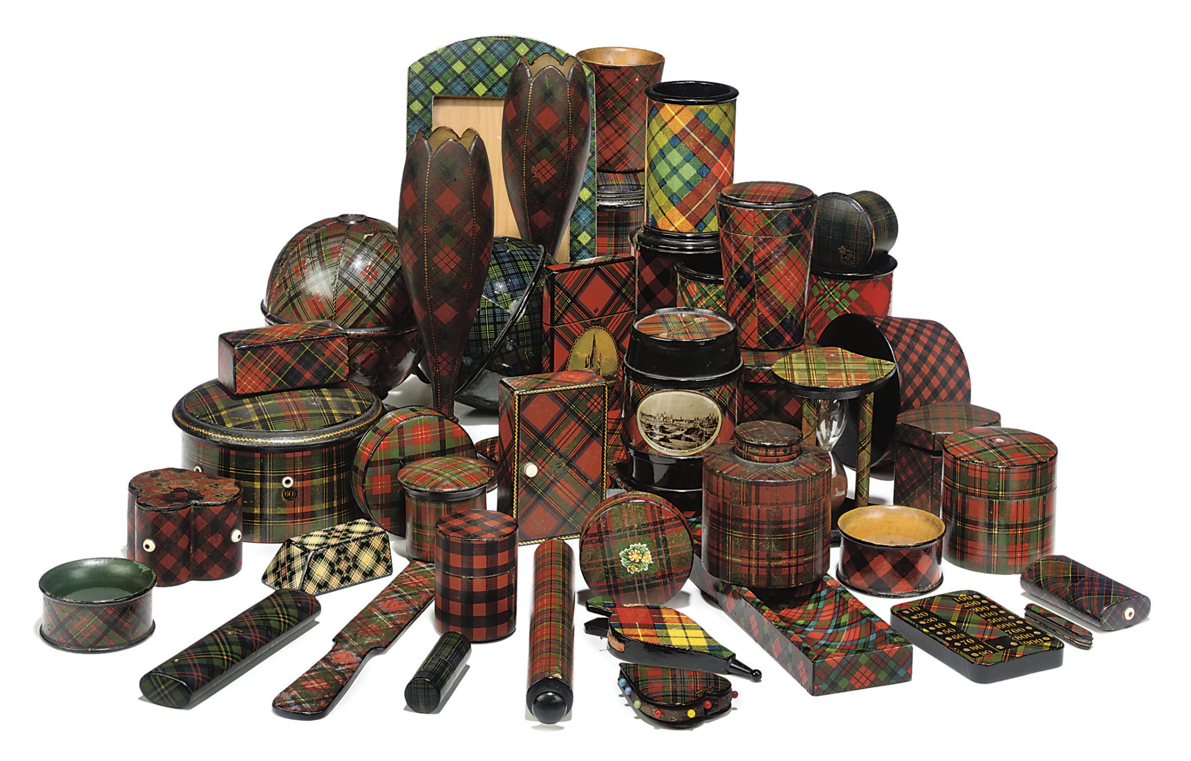 A LARGE COLLECTION OF SCOTTISH MAUCHLINWARE