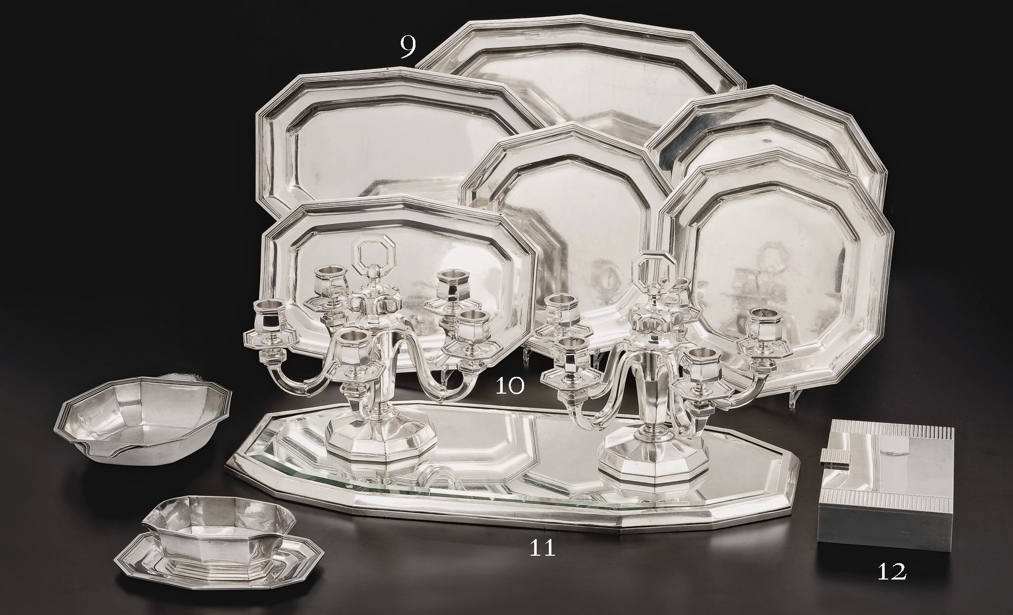 PAIRE DE CANDELABRES A CINQ LUMIERES EN ARGENT