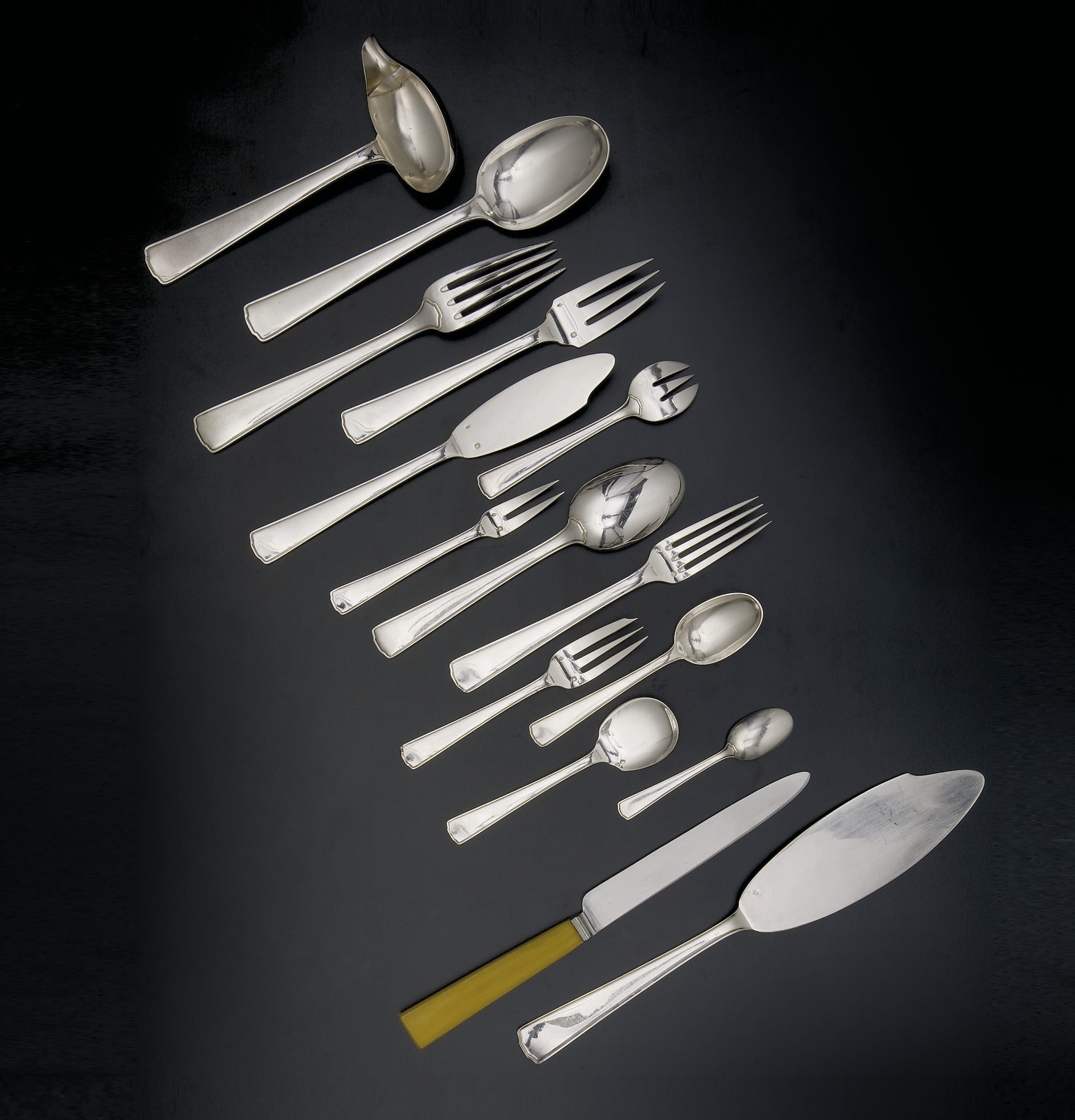 SERVICE DE TABLE EN ARGENT
