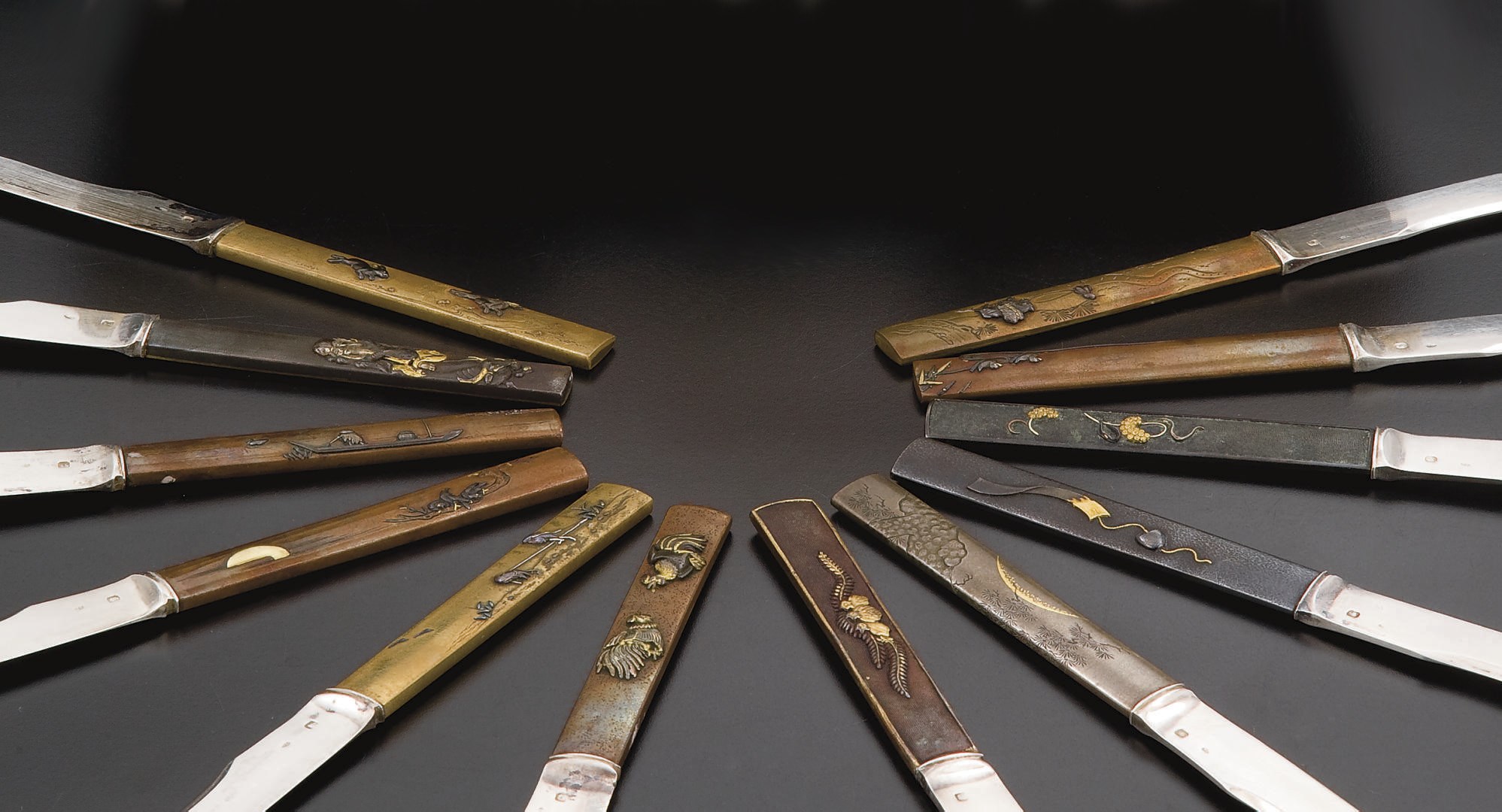 SUITE DE DOUZE COUTEAUX A FRUITS EN VERMEIL ET MANCHES DE KOZUKA