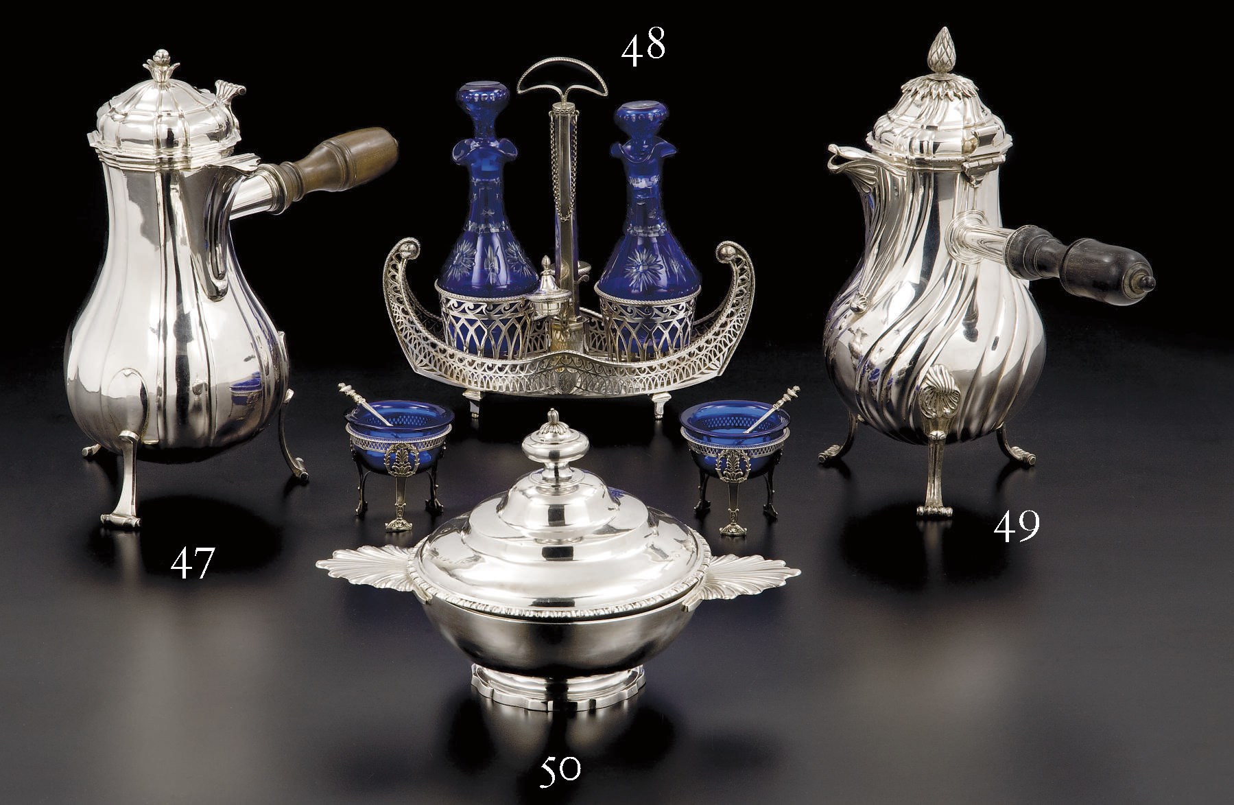HUILIER ET PAIRE DE SALIERES EN ARGENT ET VERRE BLEU