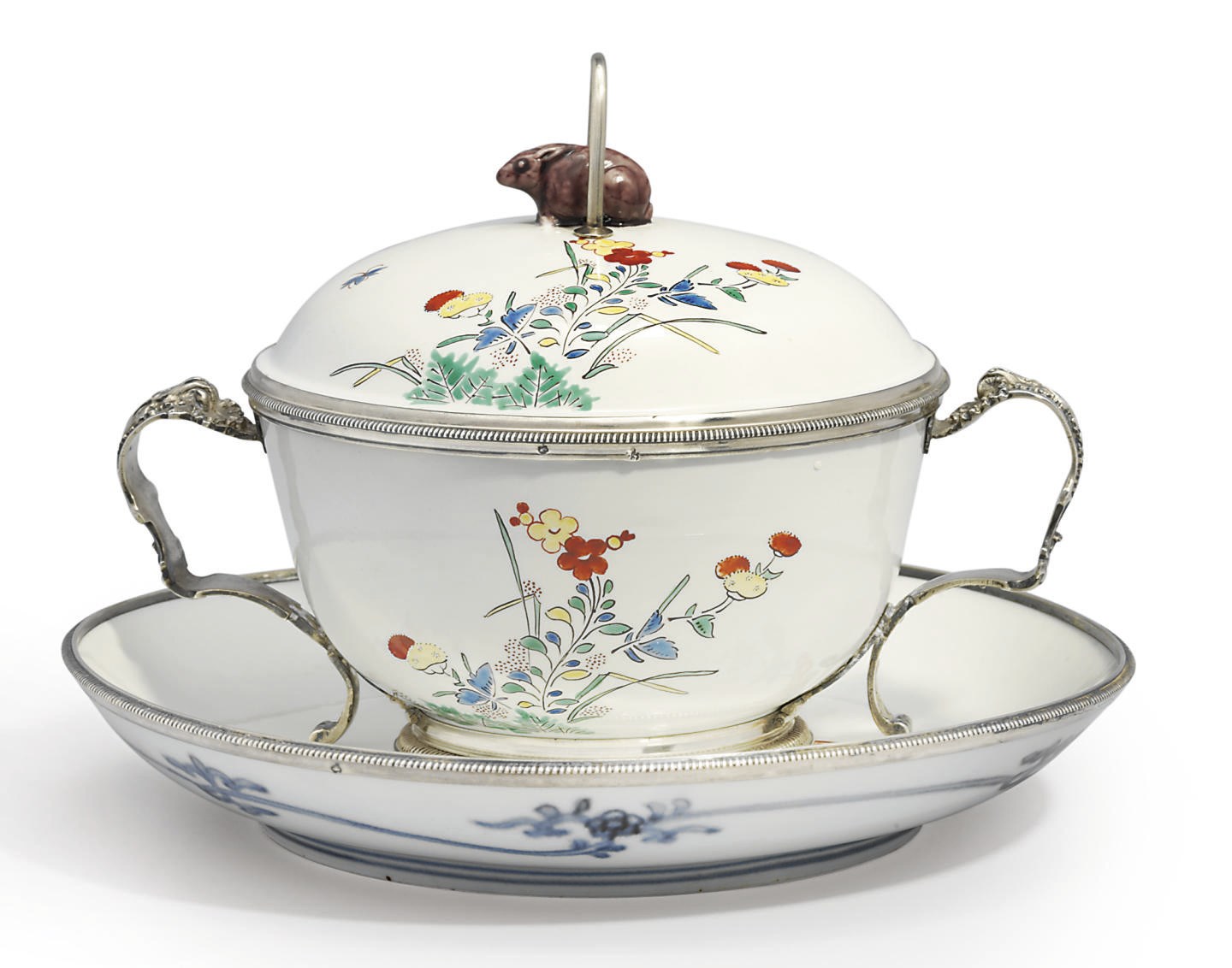 IMPORTANT BOUILLON, SON COUVERCLE ET SON PRESENTOIR EN PORCELAINE, LES MONTURES EN ARGENT