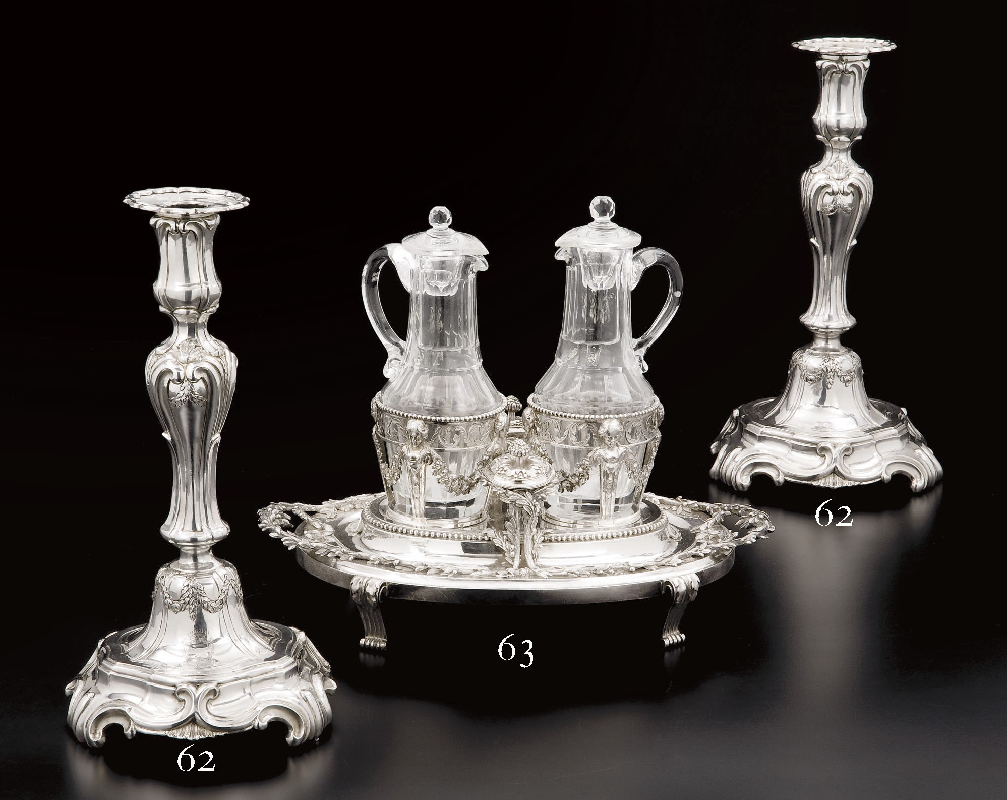 HUILIER EN ARGENT ET TROIS FLACONS EN VERRE