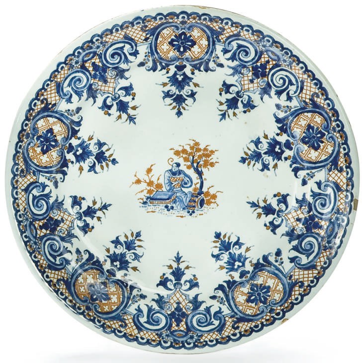 ASSIETTE EN FAIENCE DE ROUEN (FABRIQUE LOUIS OU MICHEL POTERAT) DE LA FIN DU XVIIEME SIECLE