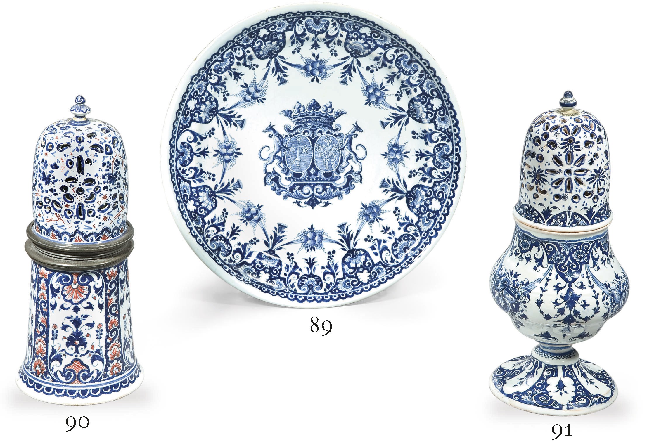 ASSIETTE ARMORIEE EN FAIENCE DE ROUEN (FABRIQUE LOUIS OU MICHEL POTERAT) DE LA FIN DU XVIIEME SIECLE