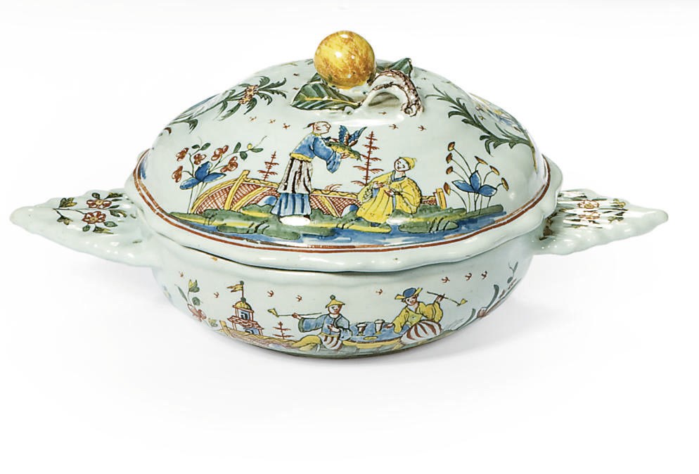 ECUELLE ET SON COUVERCLE EN FAIENCE DE ROUEN DU XVIIIEME SIECLE, PEUT-ETRE FABRIQUE PIERRE-PAUL CAUSSY