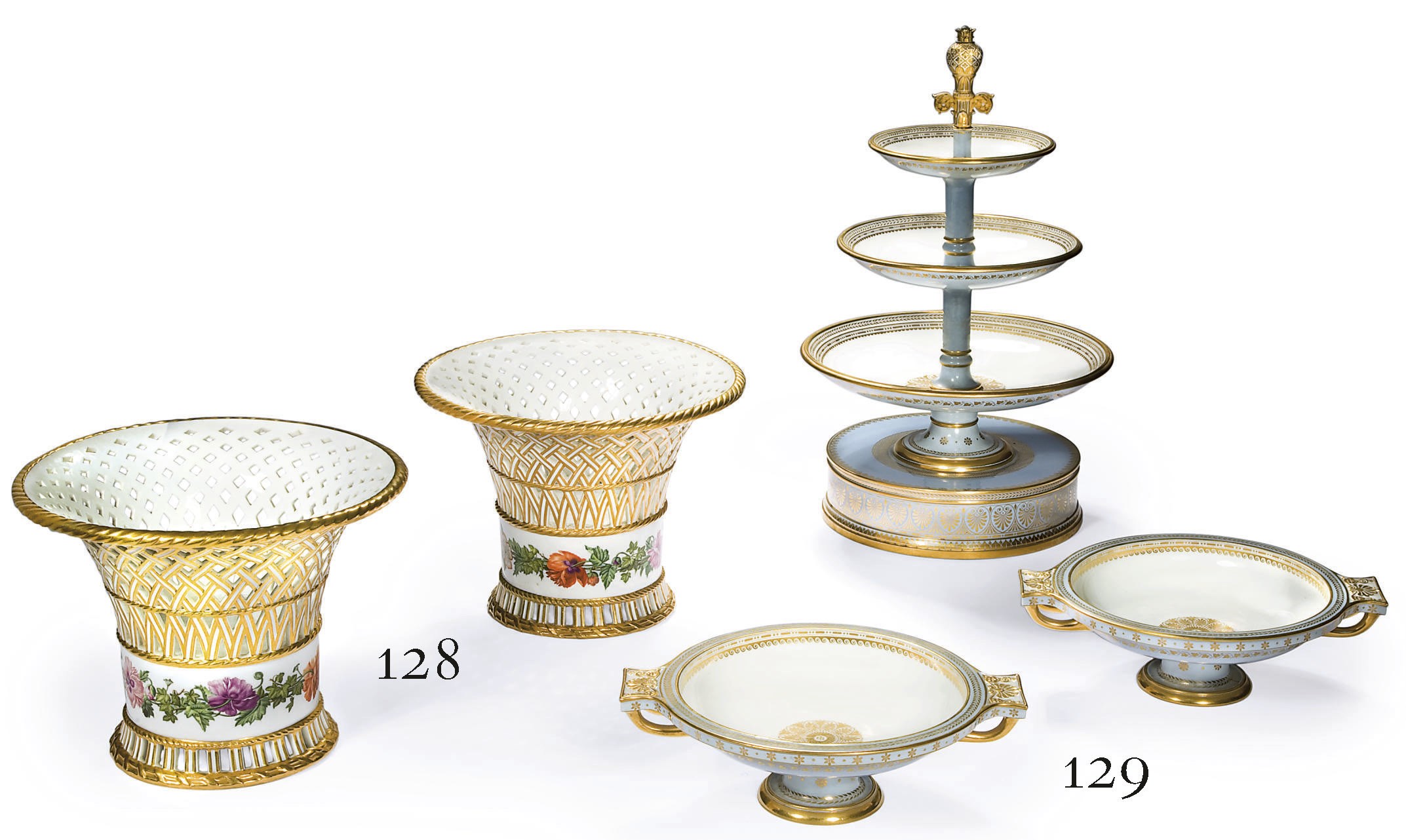 PAIRE DE CORBEILLES 'JASMIN' EN PORCELAINE DE SEVRES DU XIXEME SIECLE