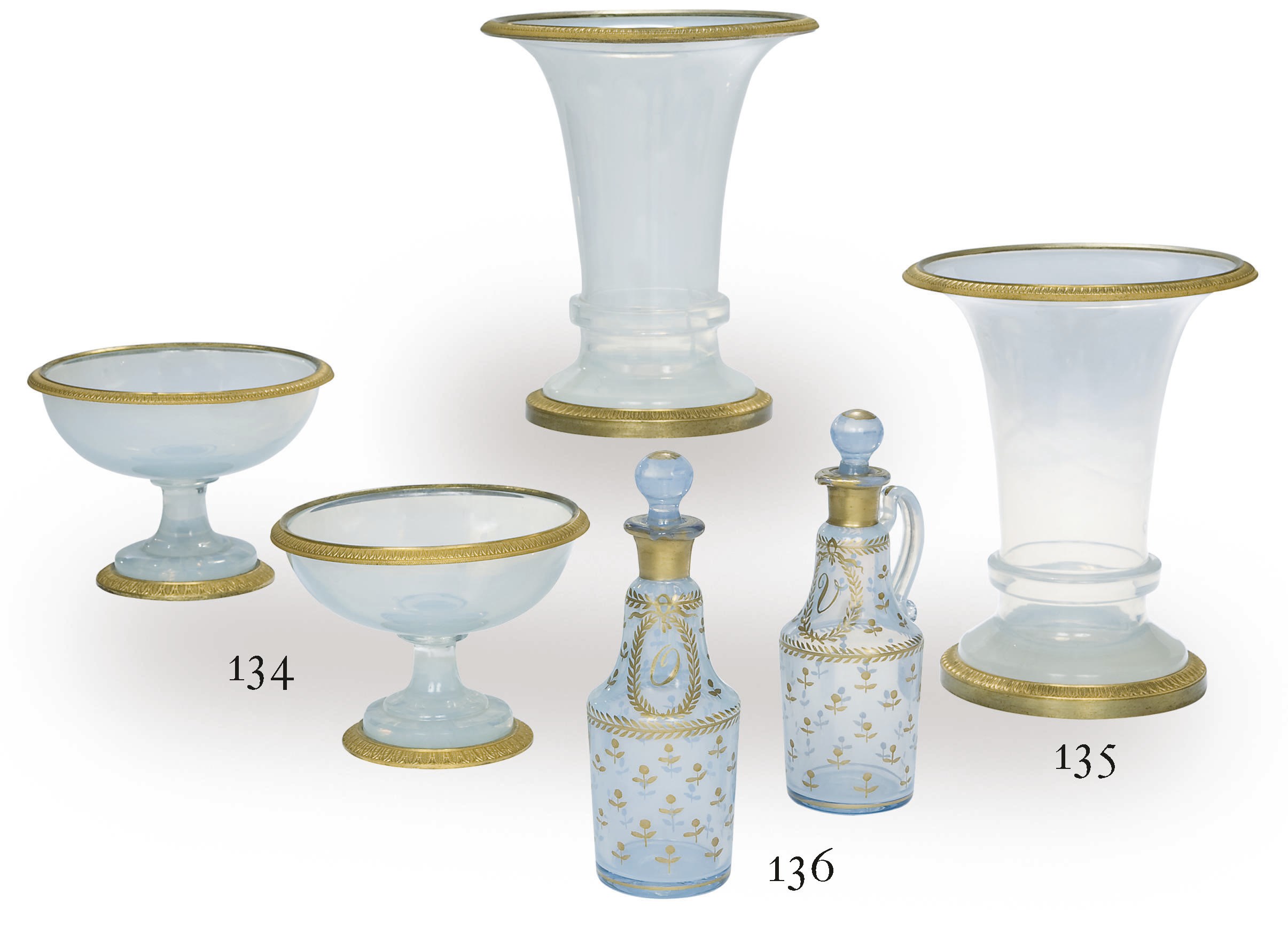 PAIRE DE VASES CORNETS EN "CRISTAL D'OPALE" A MONTURE EN BRONZE DORE DU DEBUT DU XIXEME SIECLE