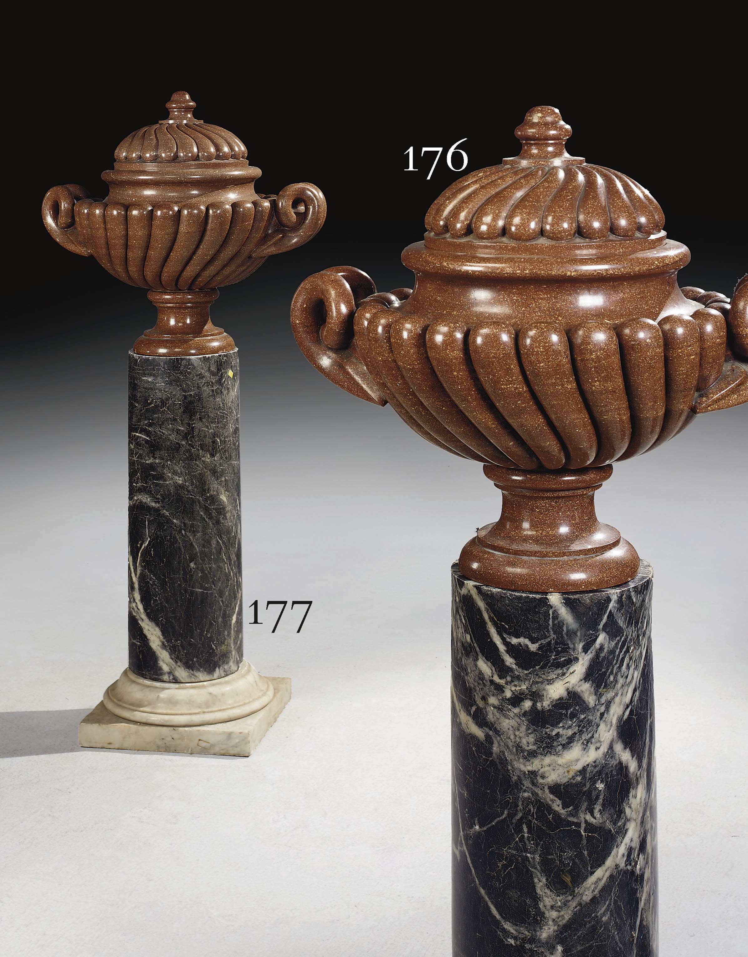 PAIRE DE VASES COUVERTS DE STYLE LOUIS XIV