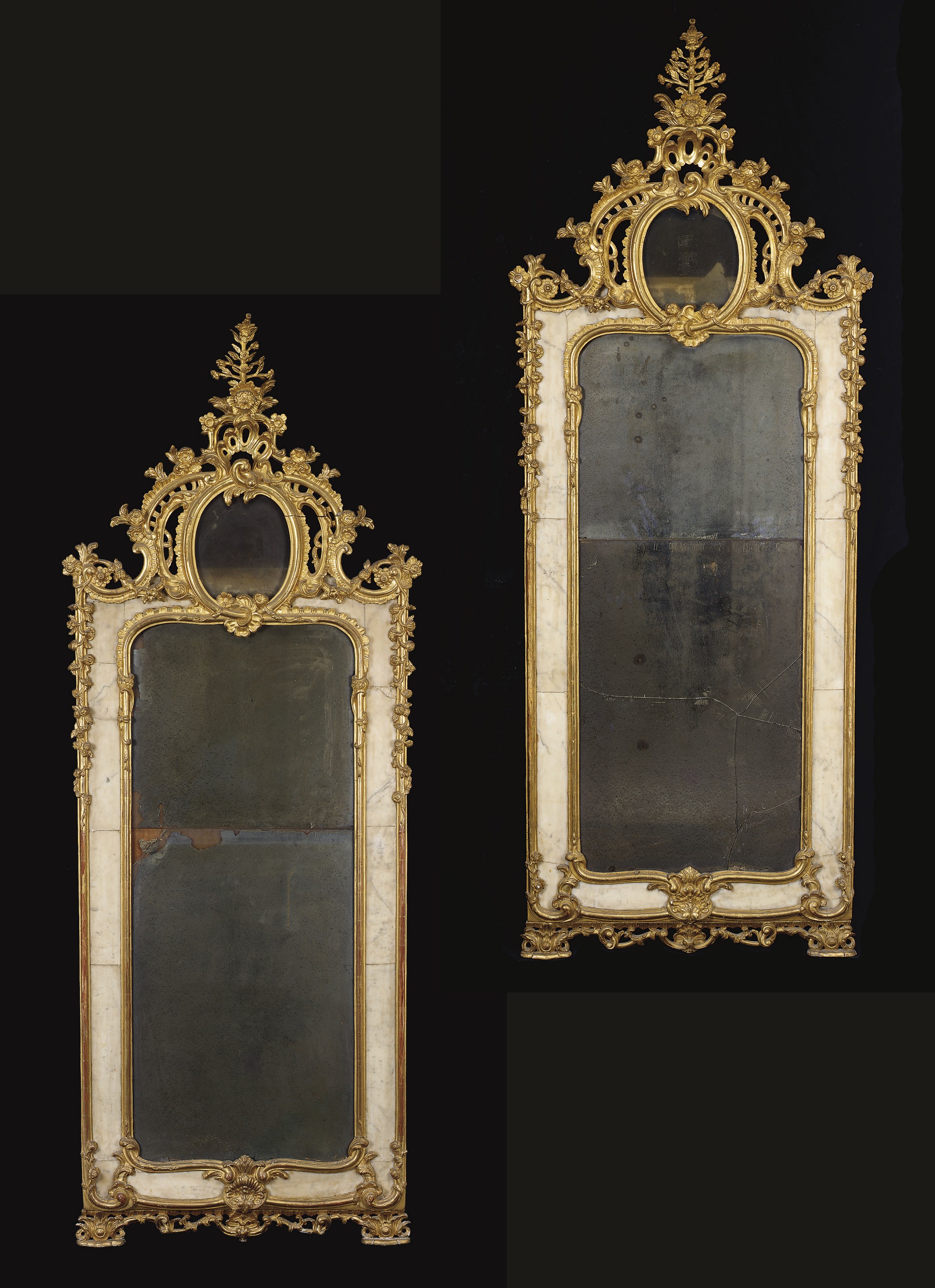 PAIRE DE MIROIRS PLAQUES DE MARBRE BLANC D'EPOQUE ROCOCO
