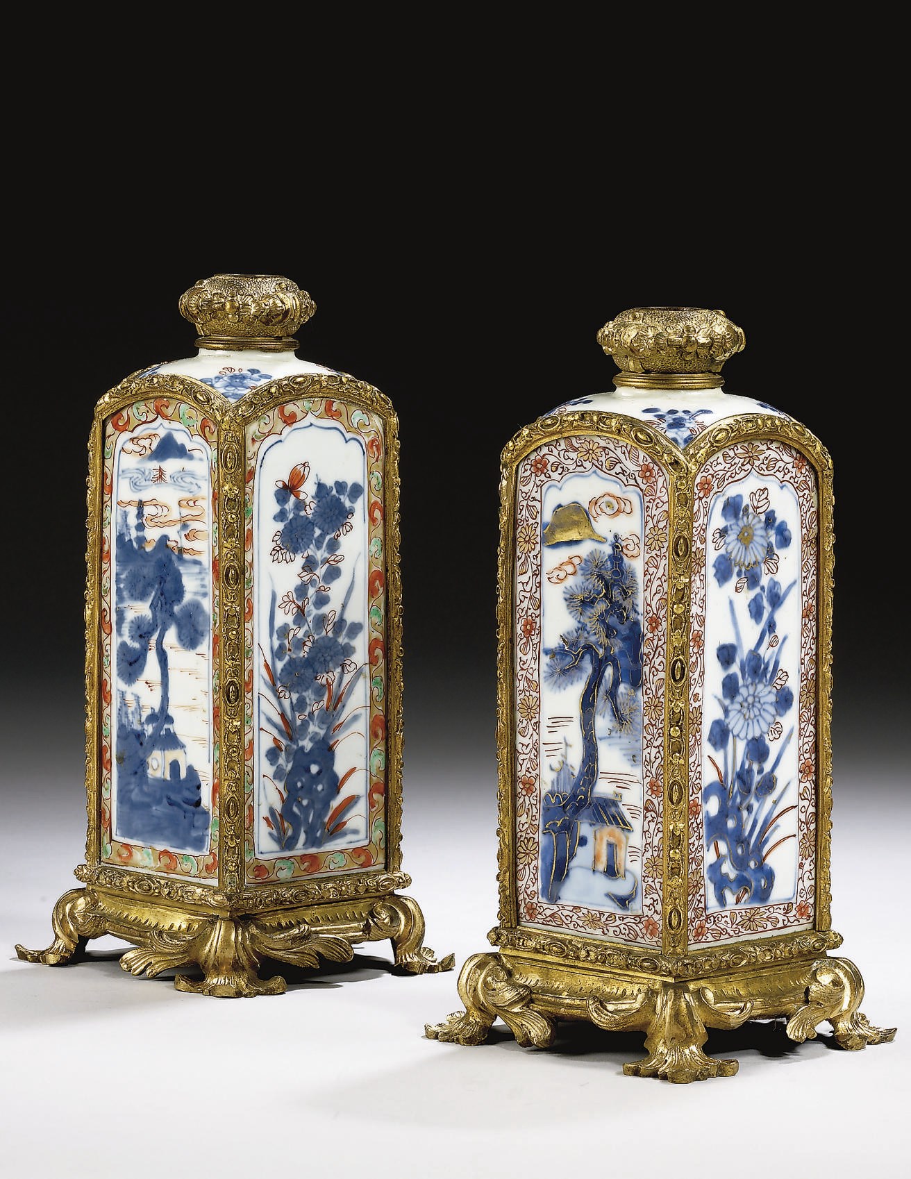 DEUX BOUTEILLES EN PORCELAINE IMARI CHINOIS