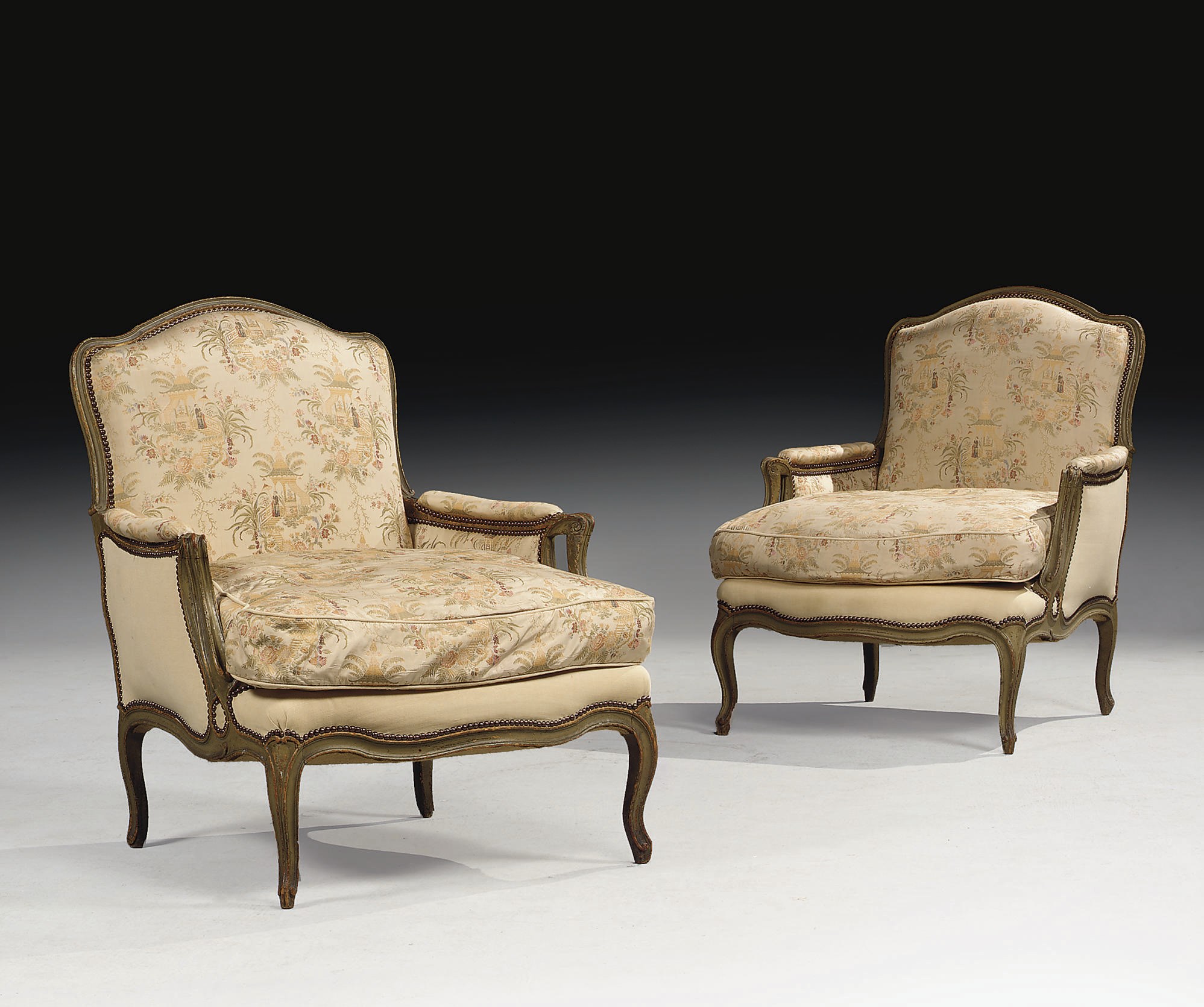 PAIRE DE BERGERES A LA REINE D'EPOQUE LOUIS XV