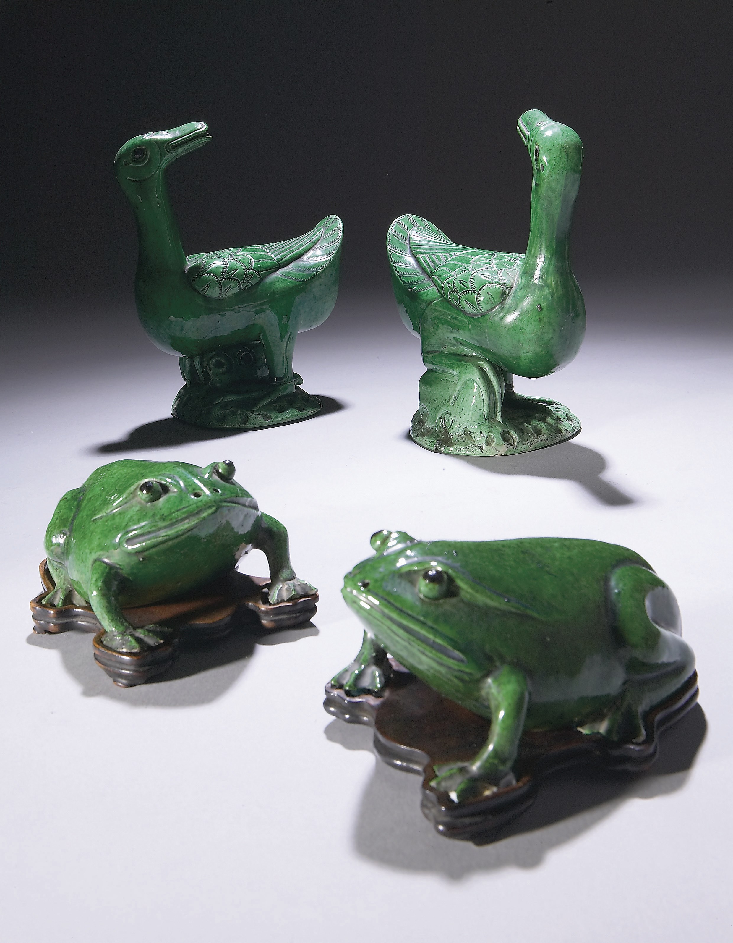 PAIRE DE GRENOUILLES ET PAIRE DE CANARDS EN GRES EMAILLE VERT