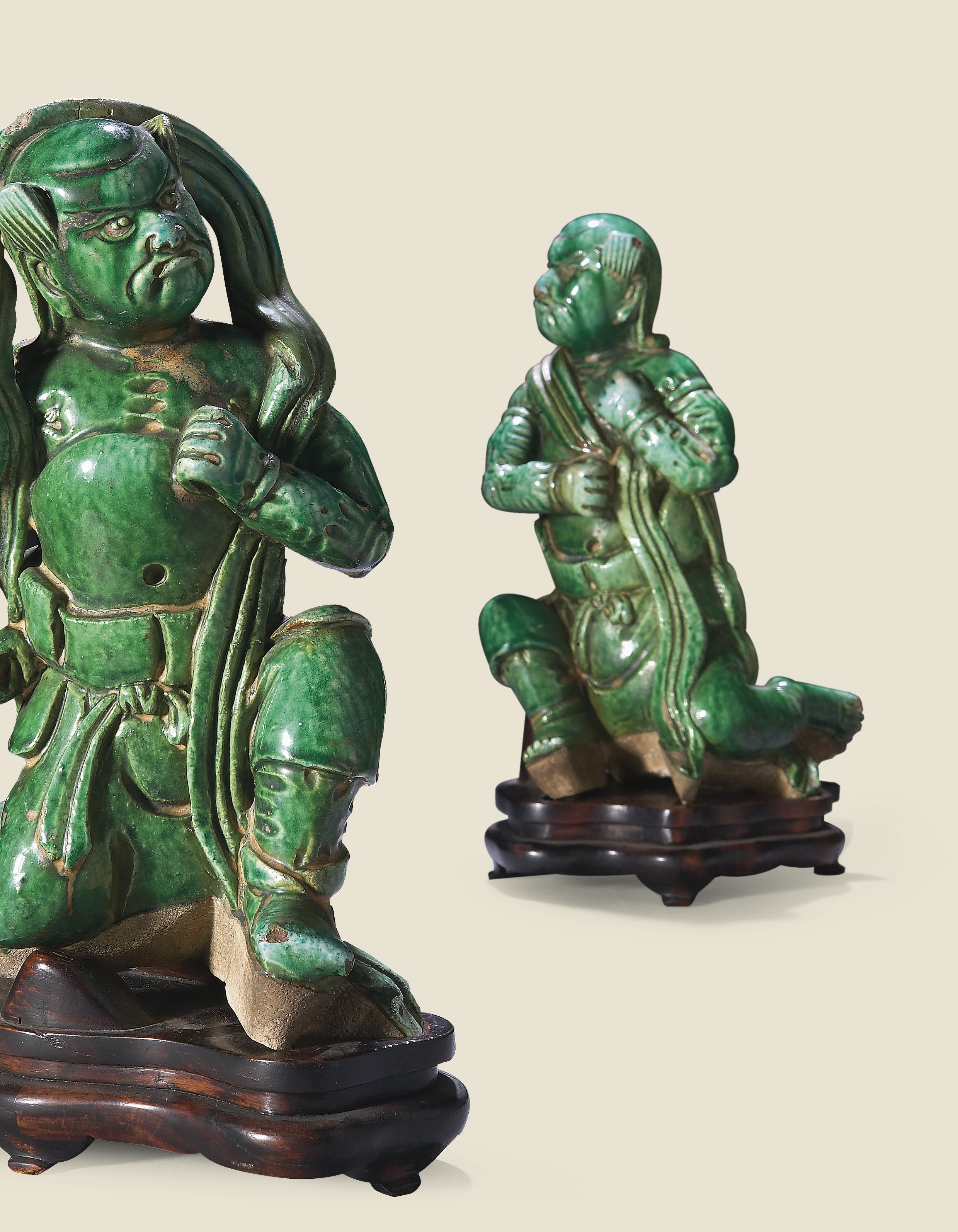 PAIRE DE GARDIENS EN GRES EMAILLE VERT