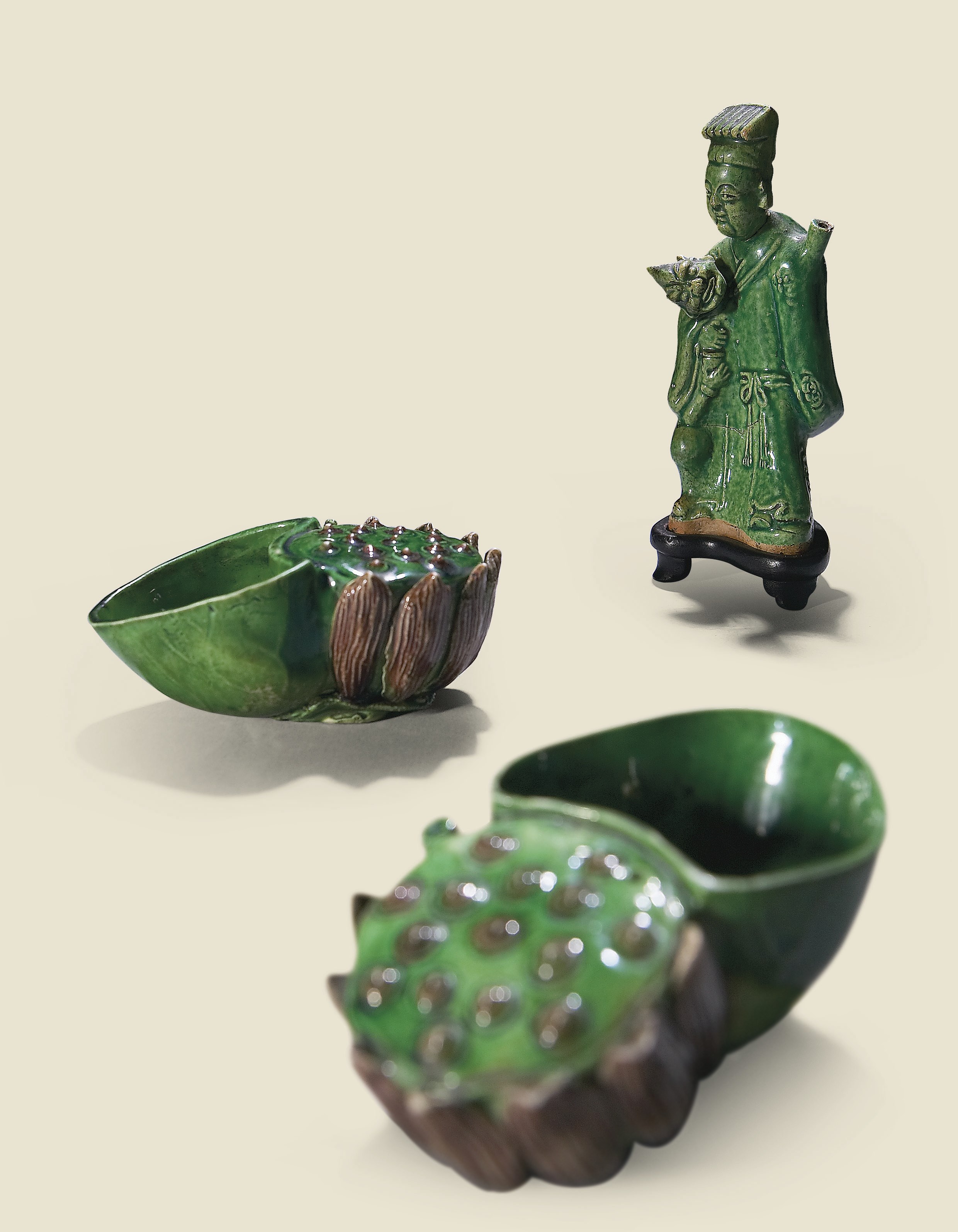 DEUX RINCE-PINCEAUX ET UN PORTE-BAGUETTES D'ENCENS EN GRES EMAILLE VERT ET AUBERGINE ET VERT