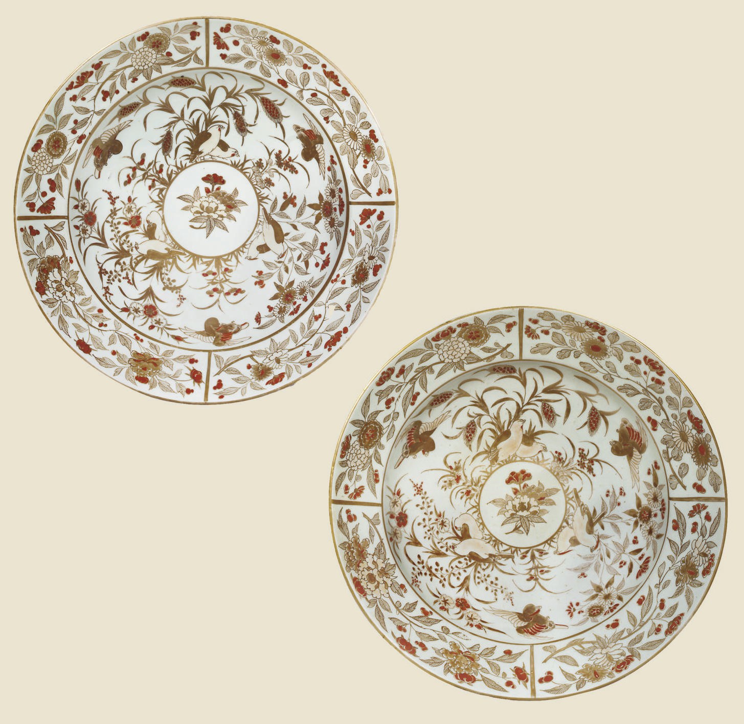 PAIRE DE GRANDS PLATS EN PORCELAINE A DECOR DORE ET ROUGE DE CUIVRE
