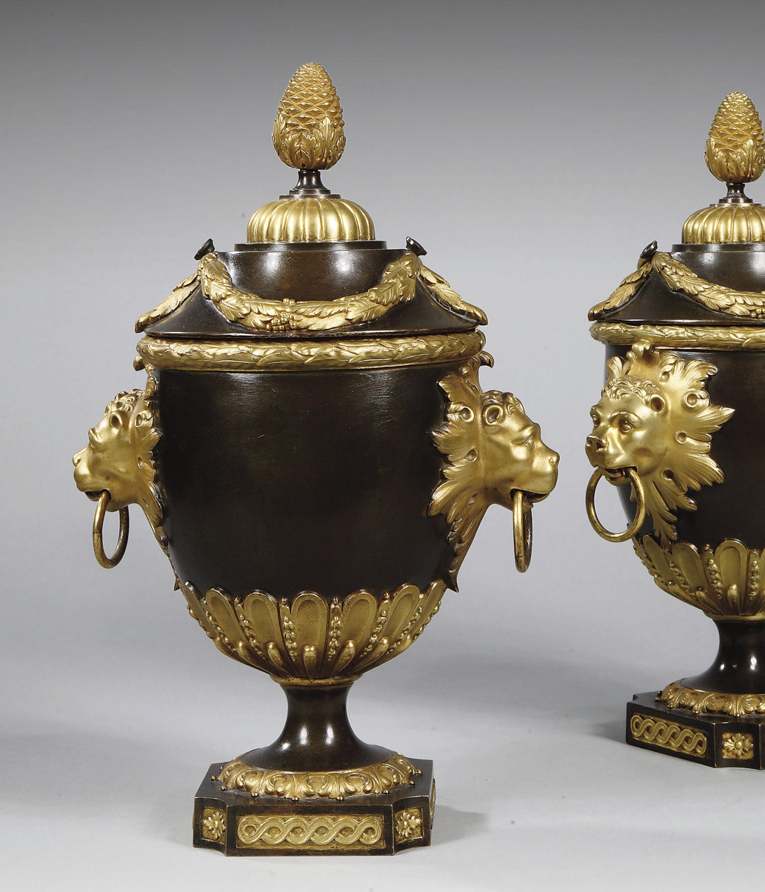 PAIRE DE VASES COUVERTS D'EUROPE DU NORD