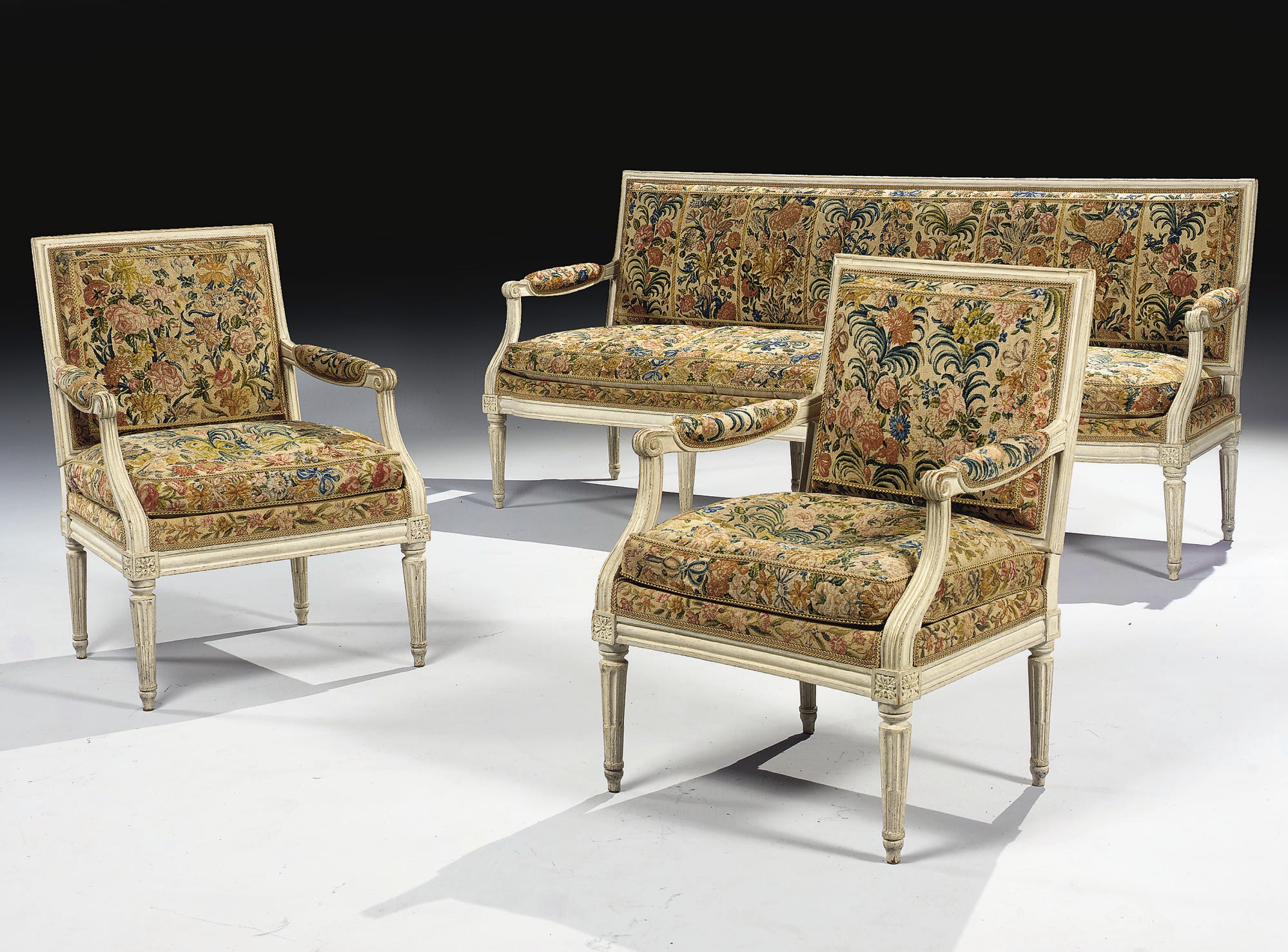 CANAPE ET PAIRE DE FAUTEUILS A LA REINE D'EPOQUE LOUIS XVI