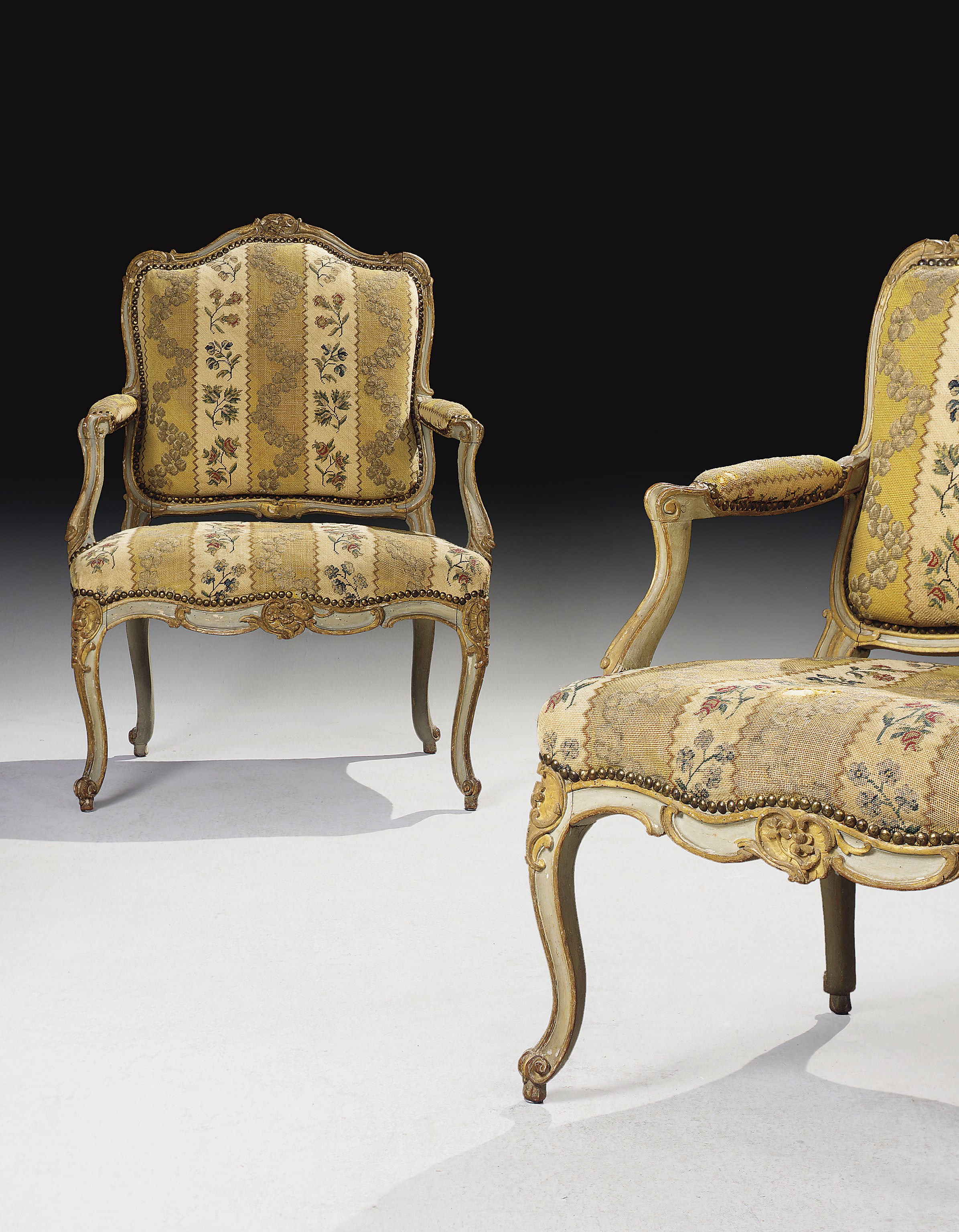 PAIRE DE FAUTEUILS A LA REINE D'EPOQUE LOUIS XV
