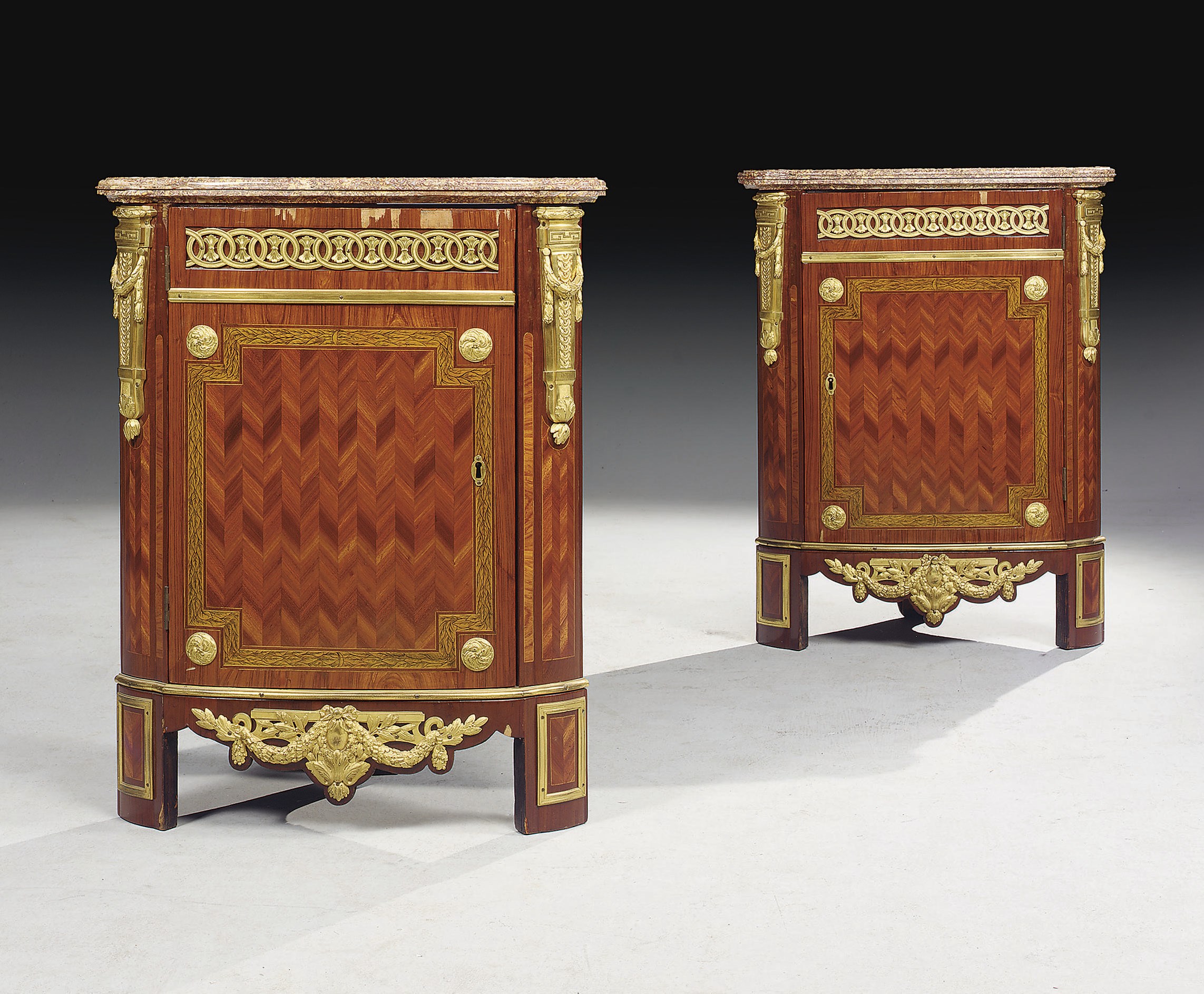 PAIRE D'ENCOIGNURES D'EPOQUE LOUIS XVI