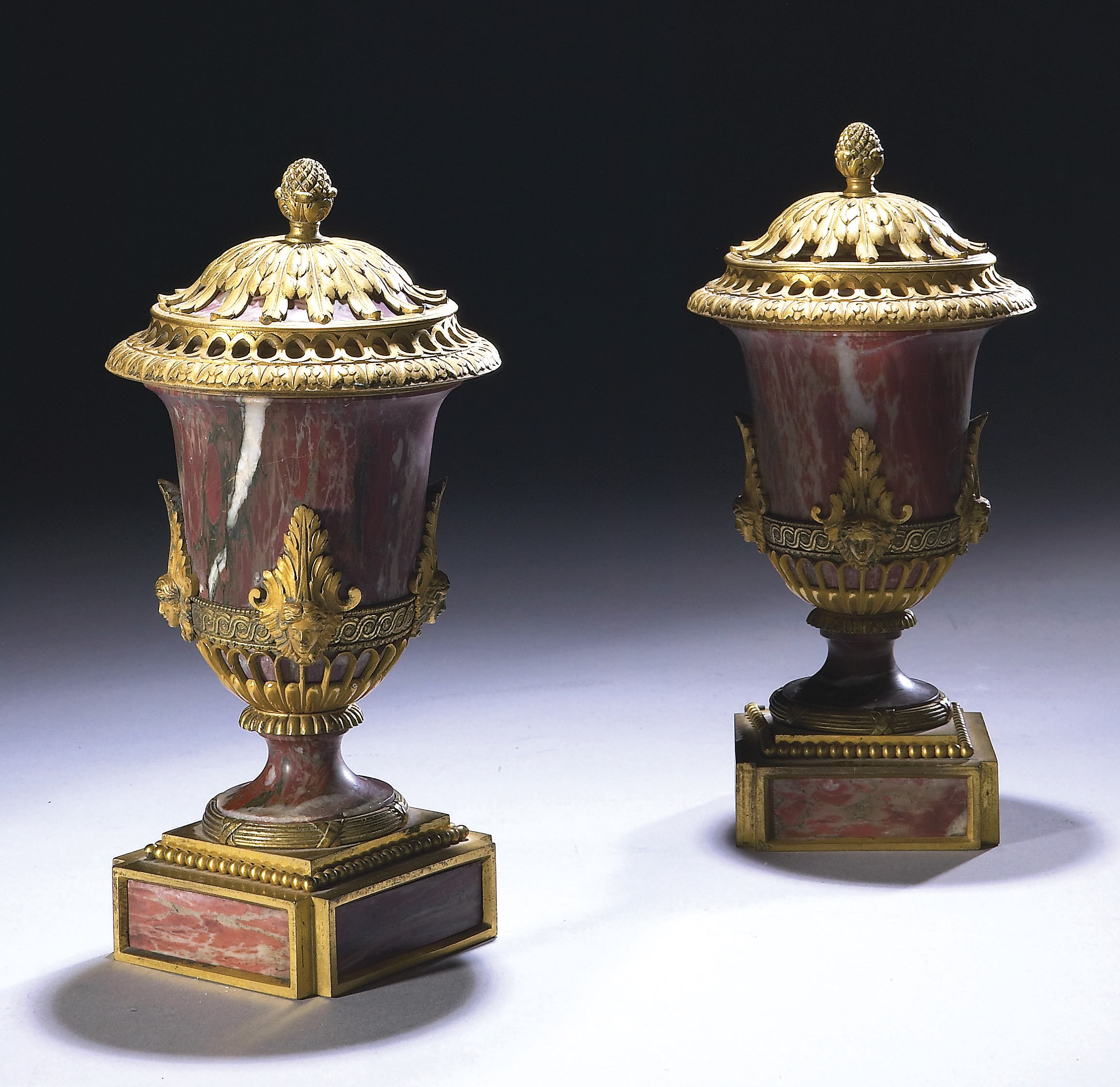 PAIRE DE VASES BRULE-PARFUMS DE LA PREMIERE MOITIE DU XIXEME SIECLE