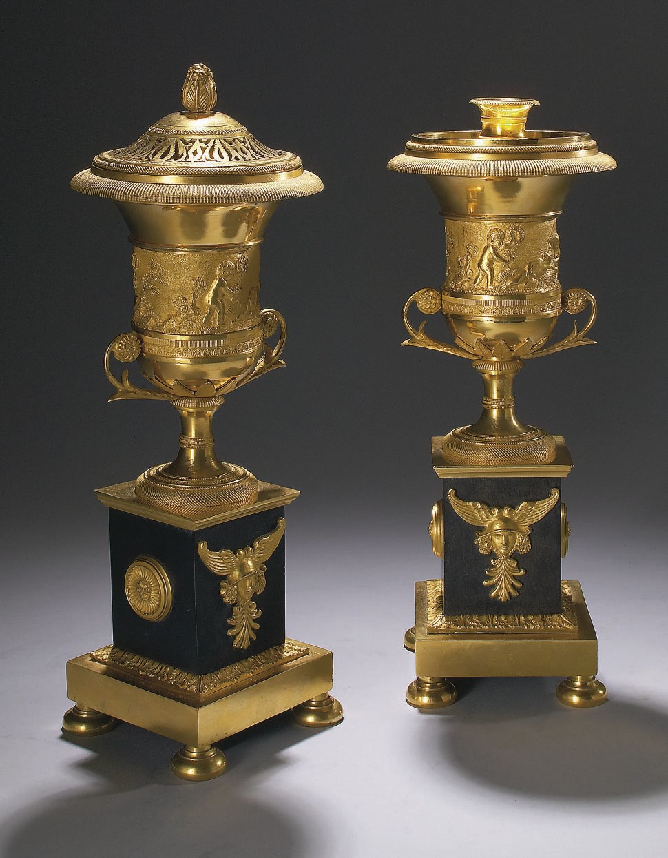 PAIRE DE VASES POT-POURRI FORMANT BOUGEOIR DE LA PREMIER MOITIE DU XIXEME SIECLE