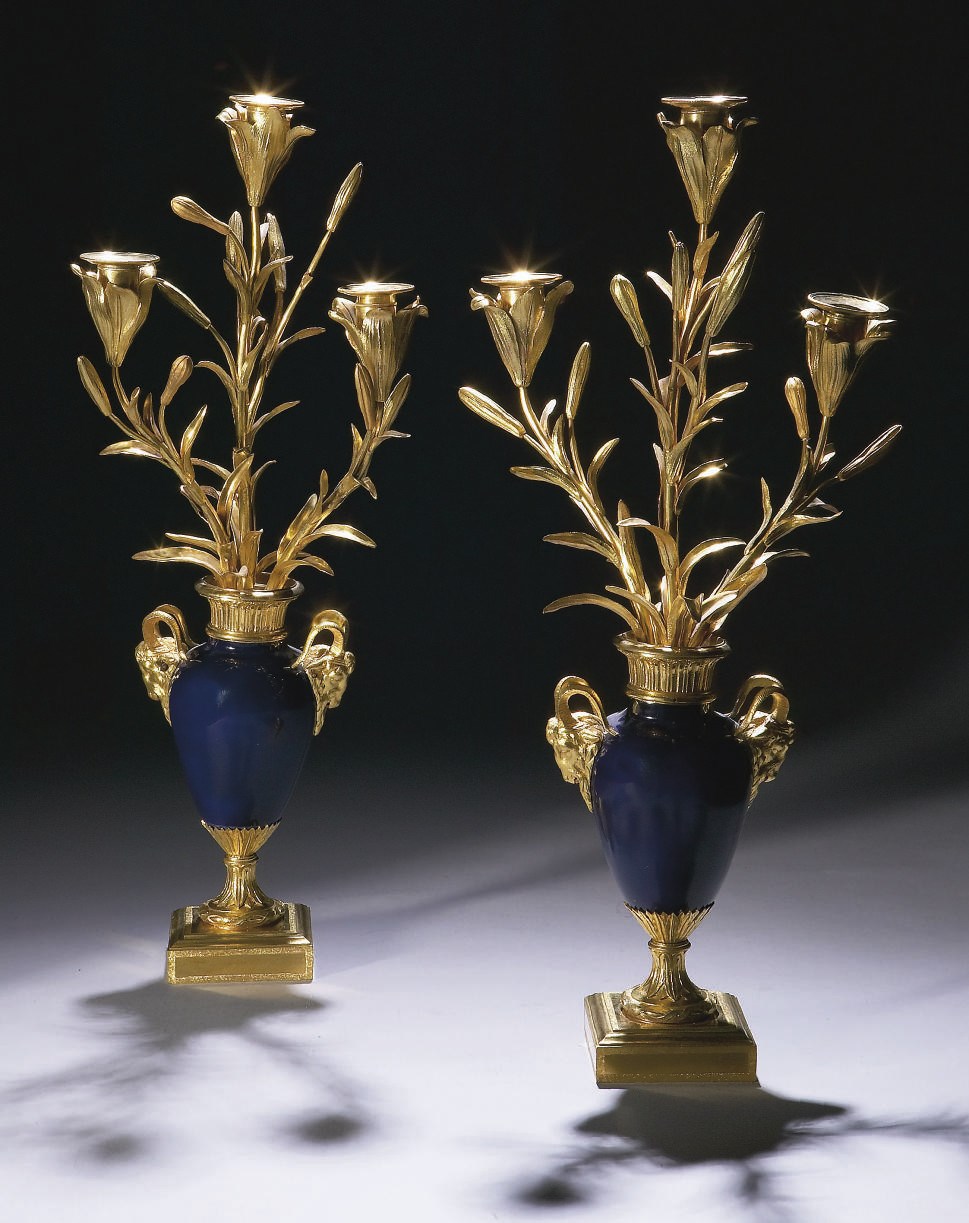 PAIRE DE CANDELABRES DE STYLE LOUIS XVI