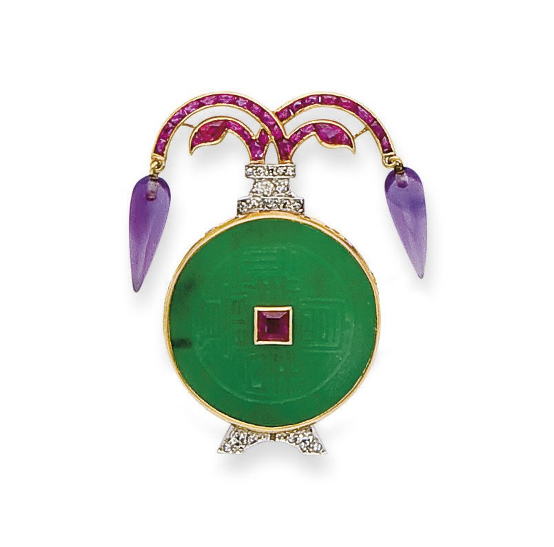 BROCHE ART DECO JADE, AMETHYSTES, RUBIS ET DIAMANTS, PAR CARTIER