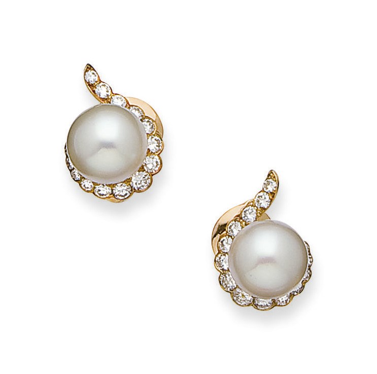 PAIRE DE CLIPS D'OREILLES PERLES DE CULTURE ET DIAMANTS, PAR GERARD
