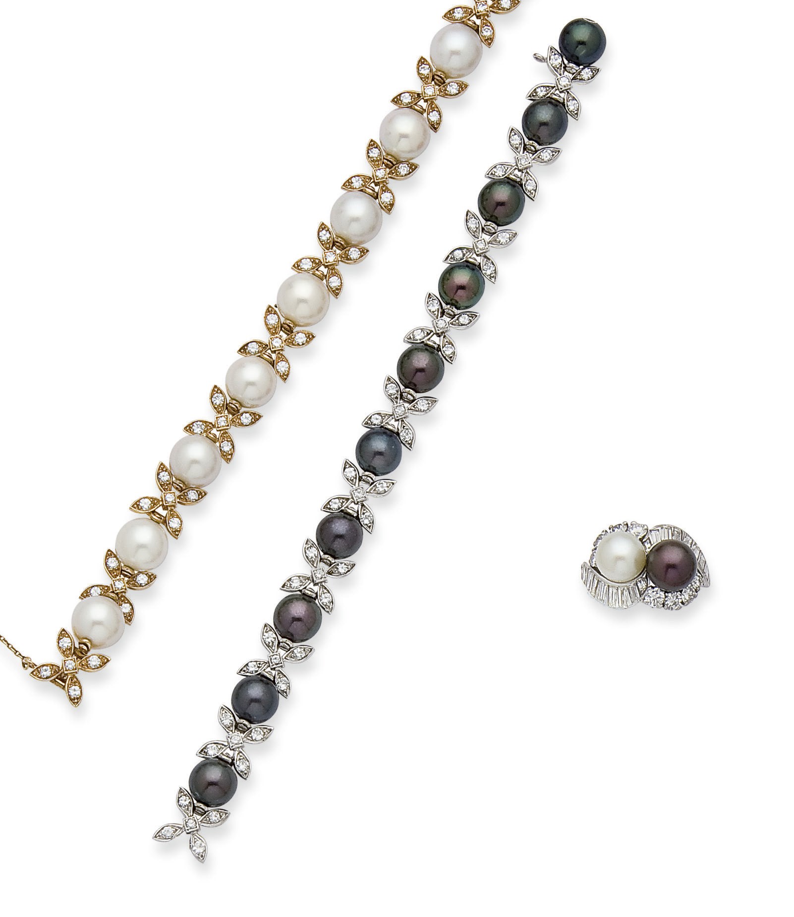 PAIRE DE BRACELETS PERLES DE CULTURE ET DIAMANTS ET BAGUE PERLES DE CULTURE ET DIAMANTS