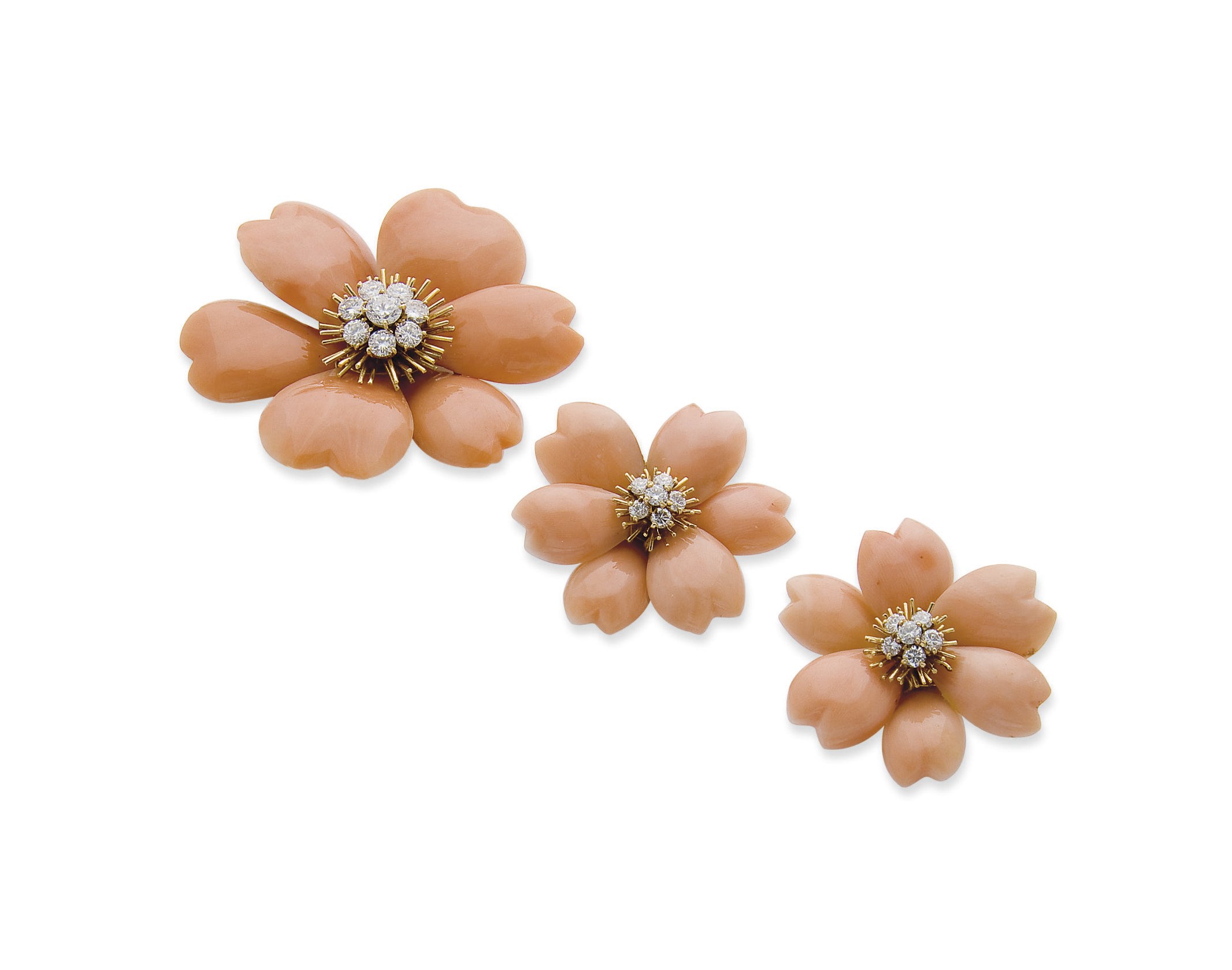 CLIP ET PAIRE DE CLIPS D'OREILLES CORAIL ET DIAMANTS "ROSE DE NOEL", PAR VAN CLEEF & ARPELS