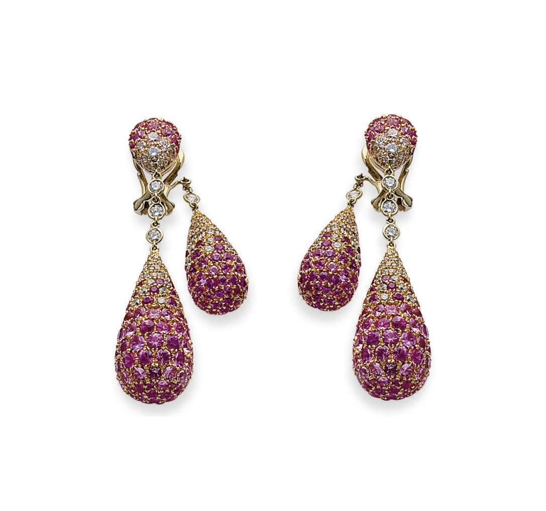 PAIRE DE PENDANTS D'OREILLES SAPHIRS ROSES ET DIAMANTS