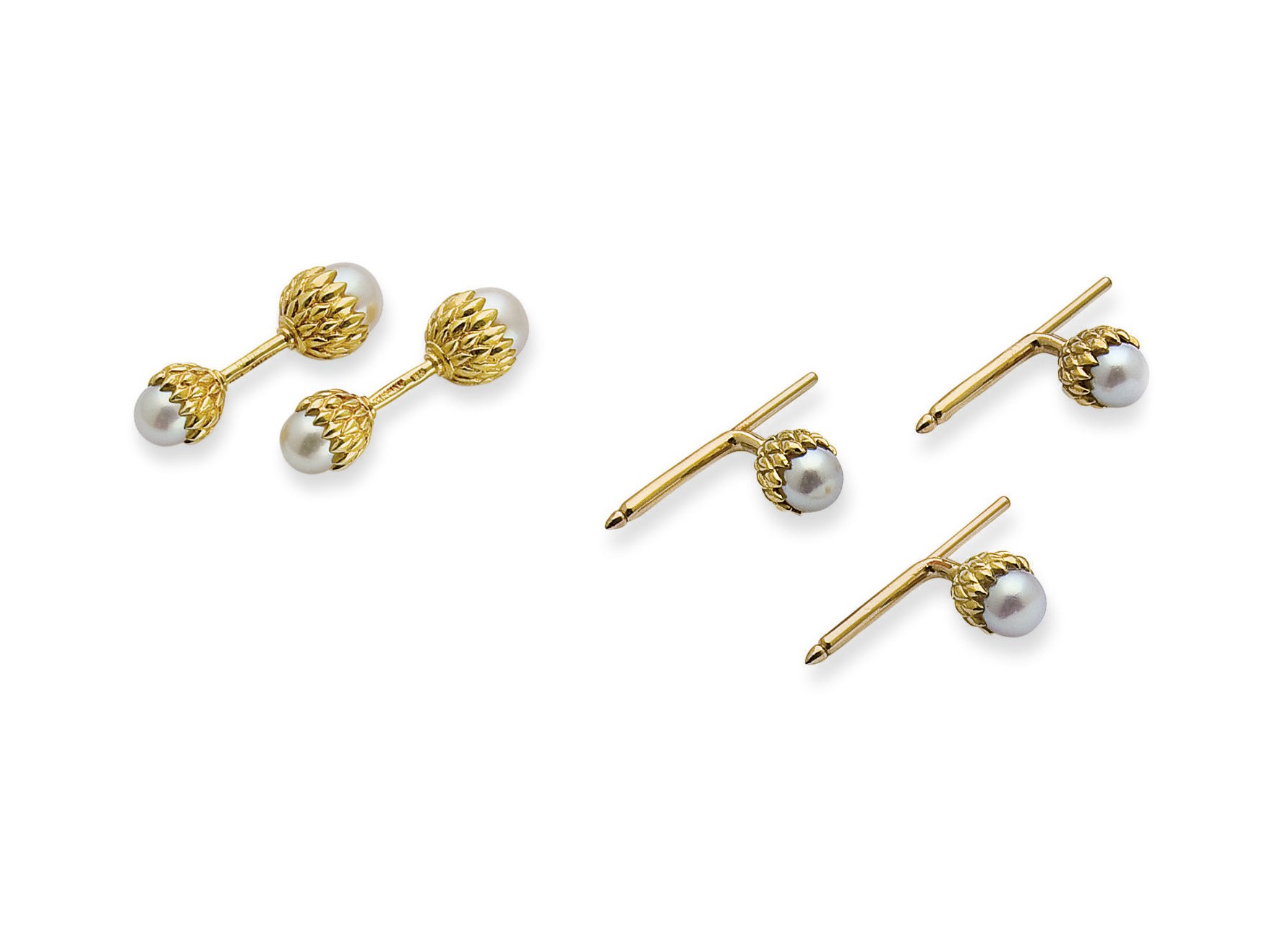 PAIRE DE BOUTONS DE MANCHETTES PERLES DE CULTURE, PAR TIFFANY ET TROIS BOUTONS DE PLASTRON PERLES DE CULTURE