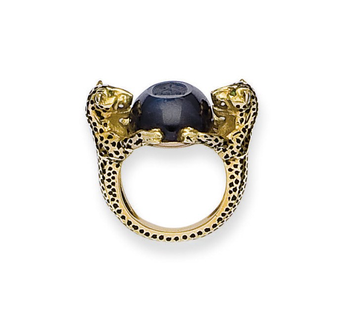 BAGUE CHEVALIERE EMAIL, SAPHIR ET EMERAUDES, PAR CARTIER