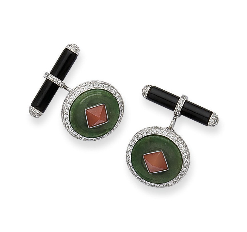PAIRE DE BOUTONS DE MANCHETTES CORAIL, JADE, ONYX ET DIAMANTS