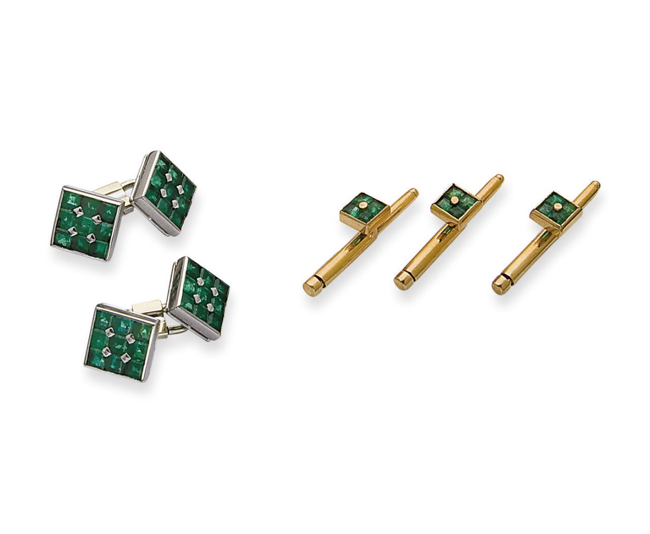 PAIRE DE BOUTONS DE MANCHETTES EMERAUDES, PAR CARTIER ET TROIS BOUTONS DE PLASTRON EMERAUDES