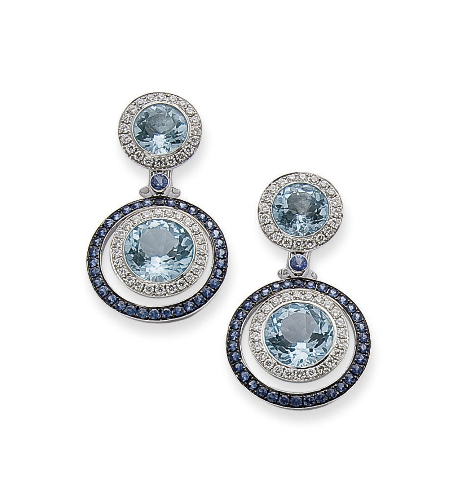 PAIRE DE PENDANTS D'OREILLES TOPAZES BLEUES, SAPHIRS ET DIAMANTS