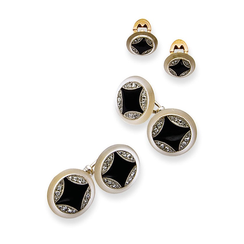 PAIRE DE BOUTONS DE MANCHETTES CRISTAL DE ROCHE, ONYX ET DIAMANTS ET DEUX BOUTONS DE PLASTRON EN SUITE