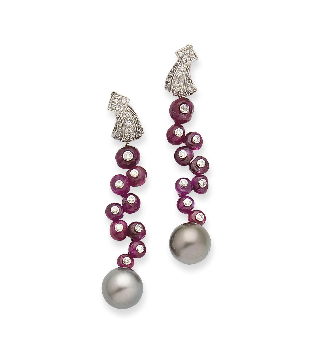 PAIRE DE PENDANTS D'OREILLES PERLES DE CULTURE, RUBIS ET DIAMANTS