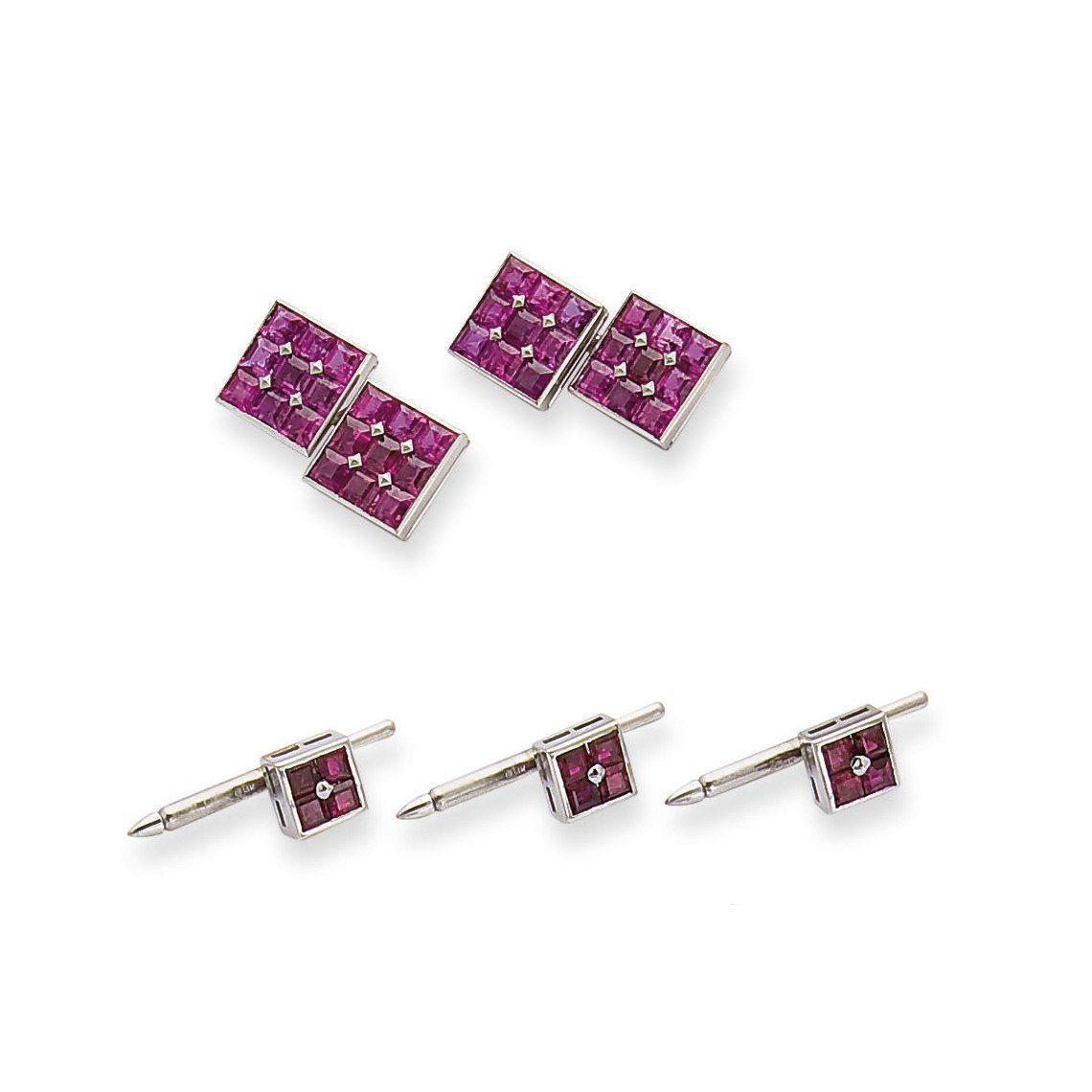 PAIRE DE BOUTONS DE MANCHETTES RUBIS, PAR CARTIER ET TROIS BOUTONS DE PLASTRON RUBIS
