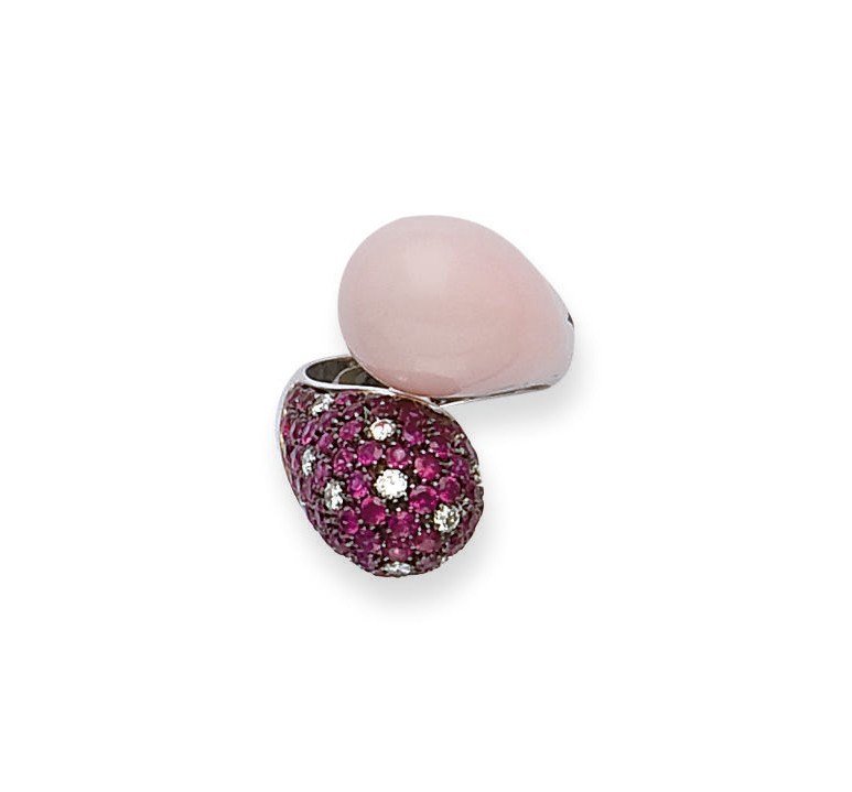 BAGUE OPALE ROSE, SAPHIRS ROSES, RUBIS ET DIAMANTS, PAR MARGHERITA BURGENER