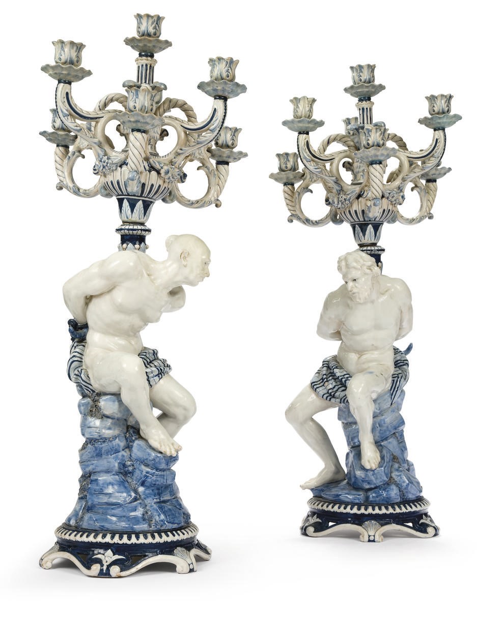 PAIRE DE CANDELABRES A SEPT LUMIERES EN FAIENCE, PROBABLEMENT ITALIE