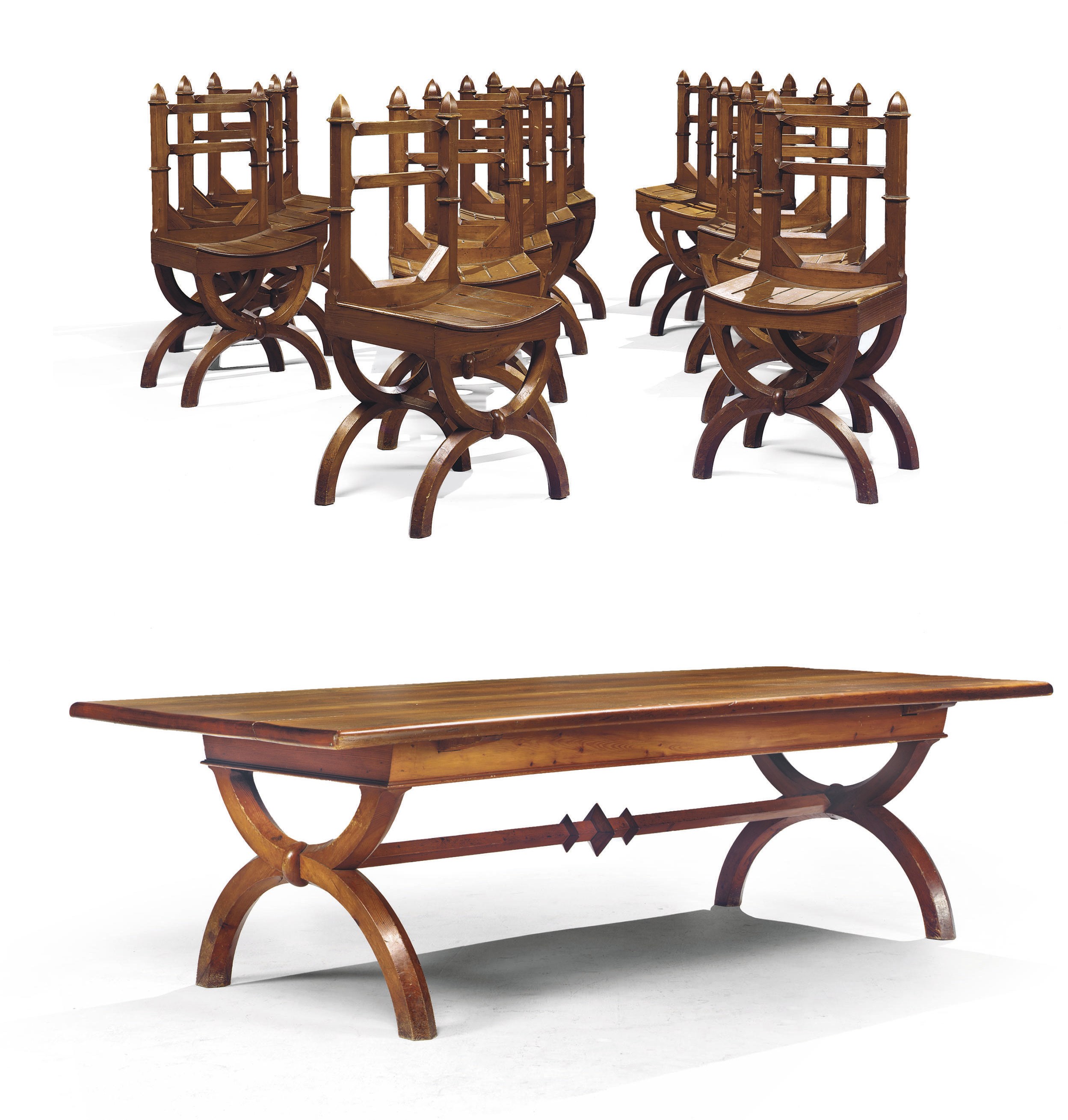 SUITE DE QUATORZE CHAISES ET UNE TABLE DE STYLE NEOGOTHIQUE