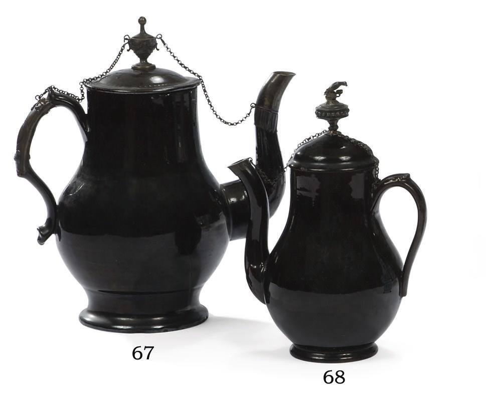 CAFETIERE ET SON COUVERCLE EN FAIENCE BELGE (TERRE DE NAMUR) A MONTURE EN METAL ARGENTE DU XVIIIEME SIECLE