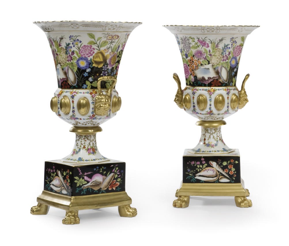 PAIRE DE VASES EN PORCELAINE
