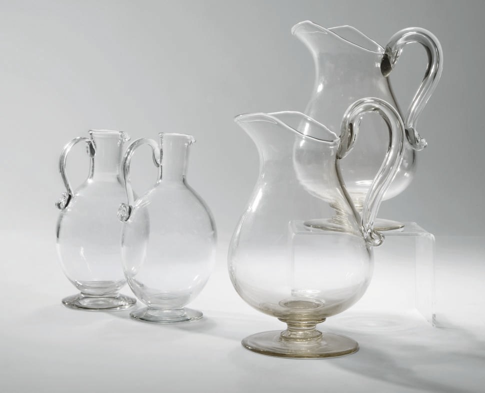 QUATRE CARAFES EN VERRE
